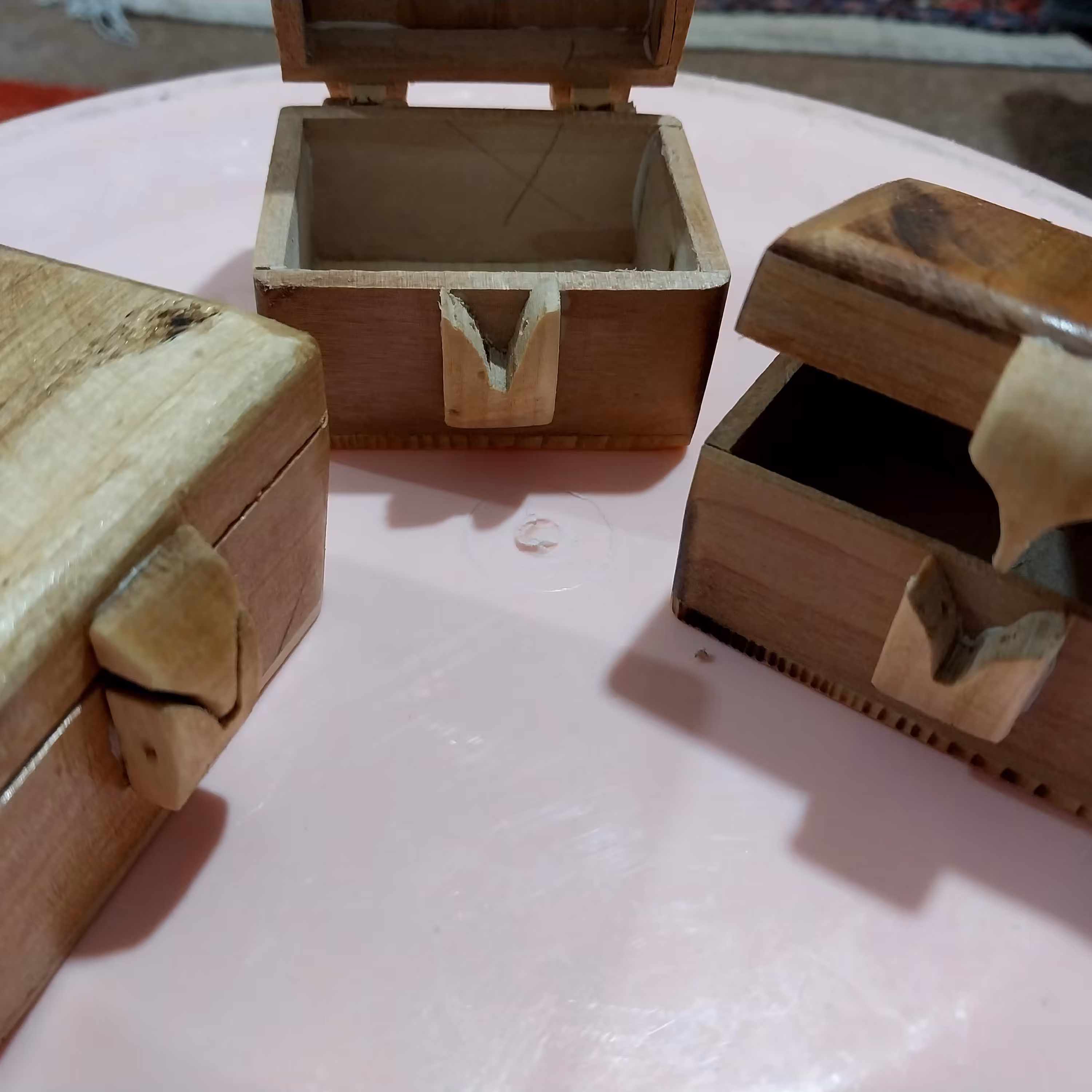 جعبه صندوقچه  چوبی خاص و آنتیک  منحصر بفرد  بهترین هدیه  دست ساز   لولا  و قفل درب چوبی