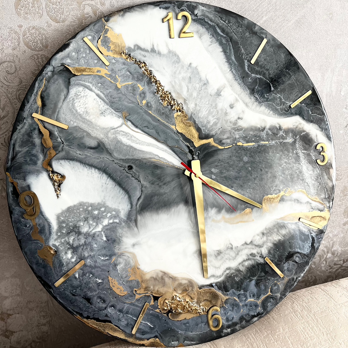 ساعت دیواری رزین قطر 55 سانتی متر  رنگ مشکی طلایی سفید موتور آرام گرد بی صدا