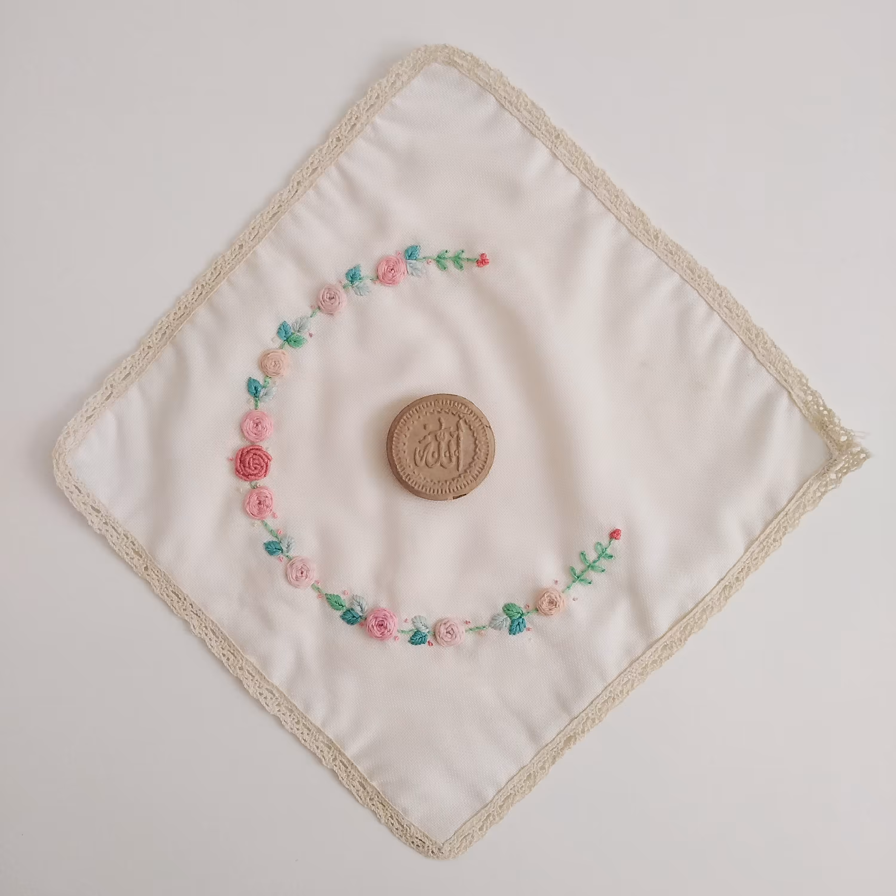 پارچه گلدوزی شده مناسب جانماز زیر بشقابی و.. 