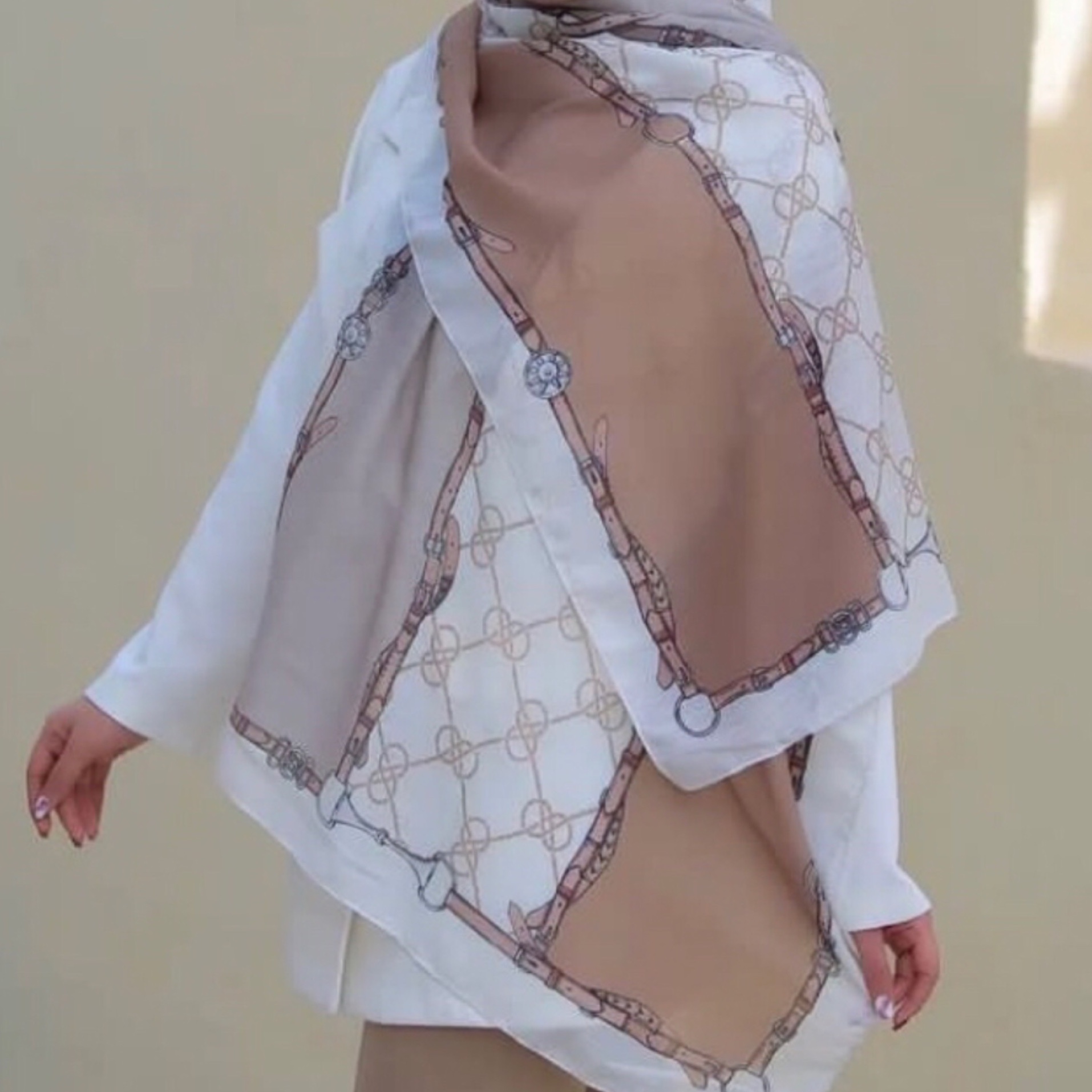 شال سفید کرم نخی منگوله دار              