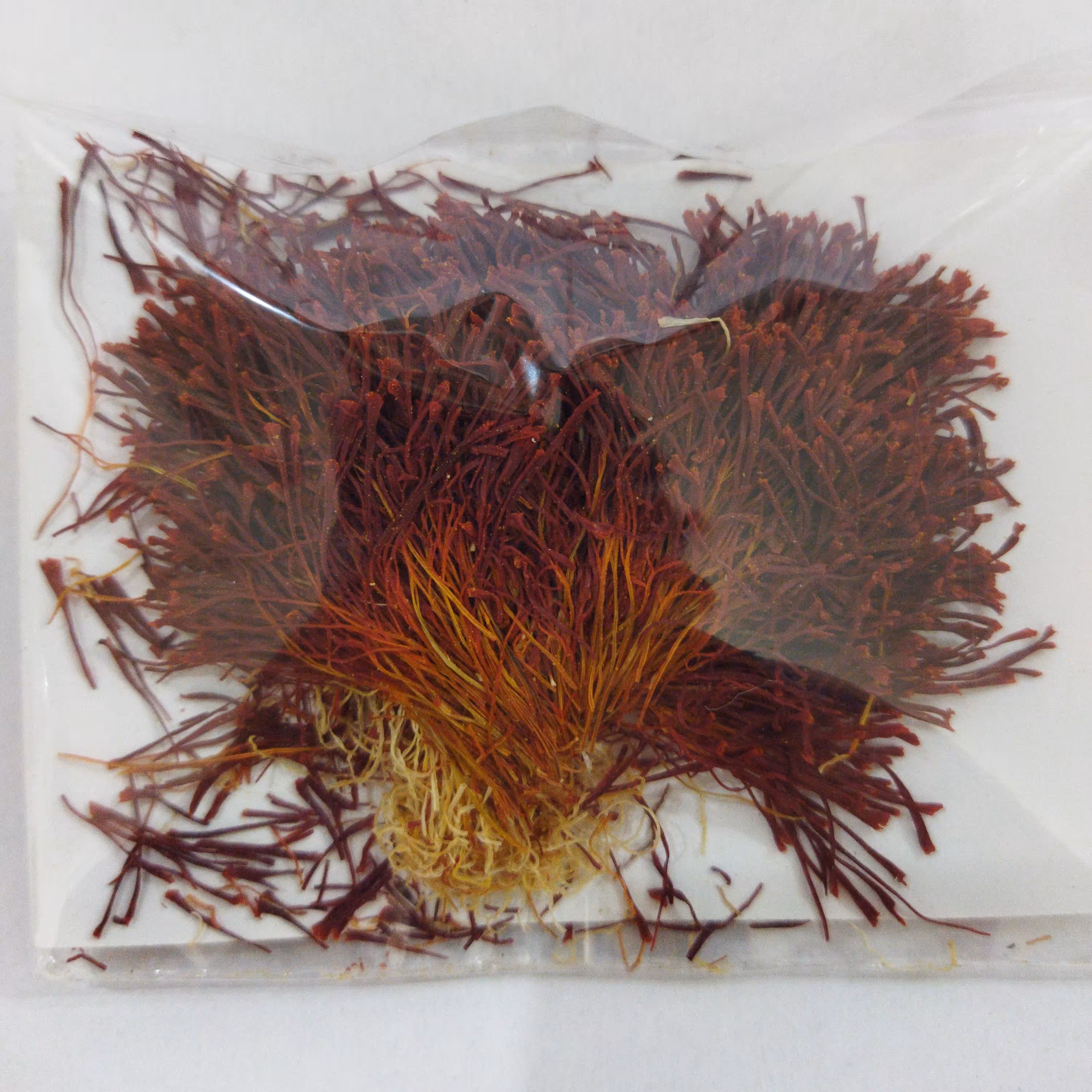 زعفران دسته ( معروف به دختر پیچ ) بسته بندی یک مثقالی 