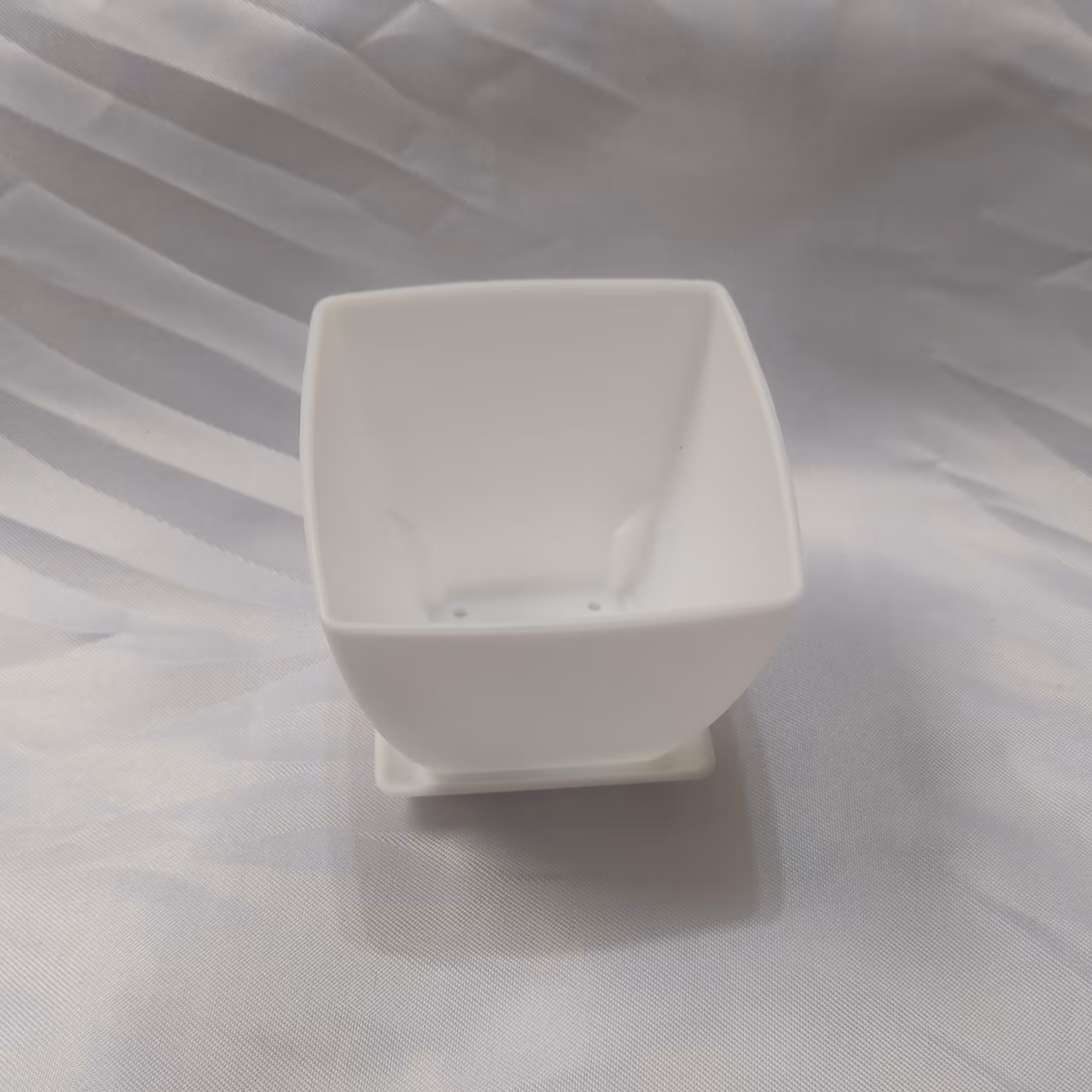 گلدان چهارگوش پلاستیکی سایز 6 رنگ سفید با زیرگلدانی