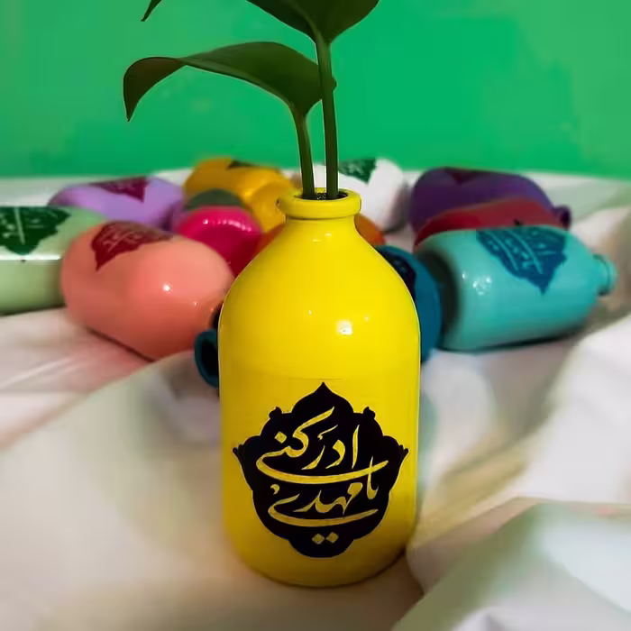 🔸گلدان رنگی رنگی 
🔸با برچسب با مهدی ادرکنی 
🔸در رنگهای مختلف 
🔸ابعاد:5*10
🔸مناسب جهت هدیه دادن