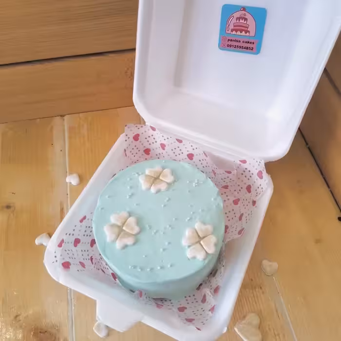 بنتو کیک شکلاتی با فیلینگ موز و گردو سبز رنگ