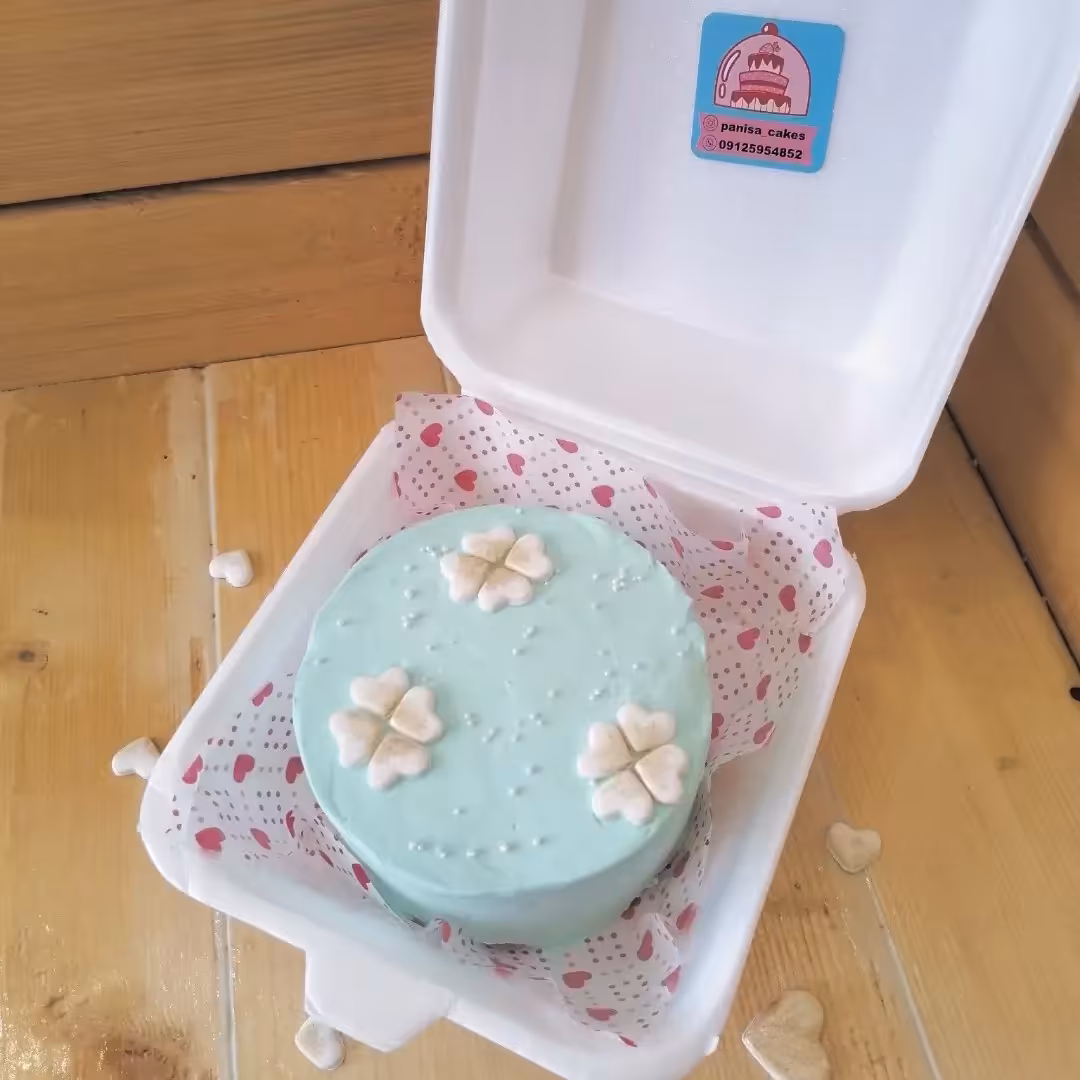 بنتو کیک شکلاتی با فیلینگ موز و گردو سبز رنگ