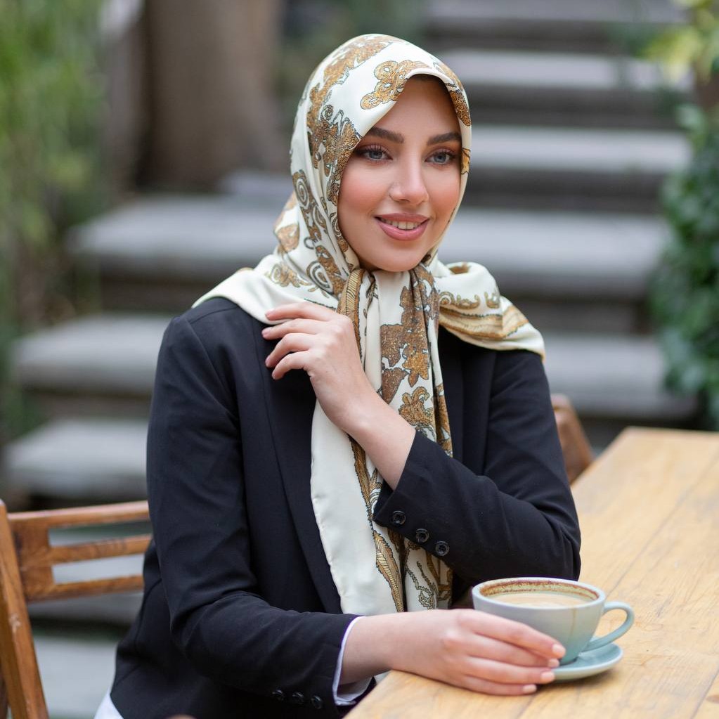 روسری ابریشم توییل قواره 140 (دور دست دوز) رنگ سفید شیری