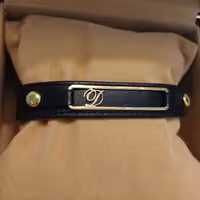 دستبند چرم D استیل طلایی با چرم اصل مشکی مناسب برای خانمها و آقایان 