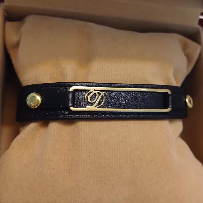 دستبند چرم D استیل طلایی با چرم اصل مشکی مناسب برای خانمها و آقایان 