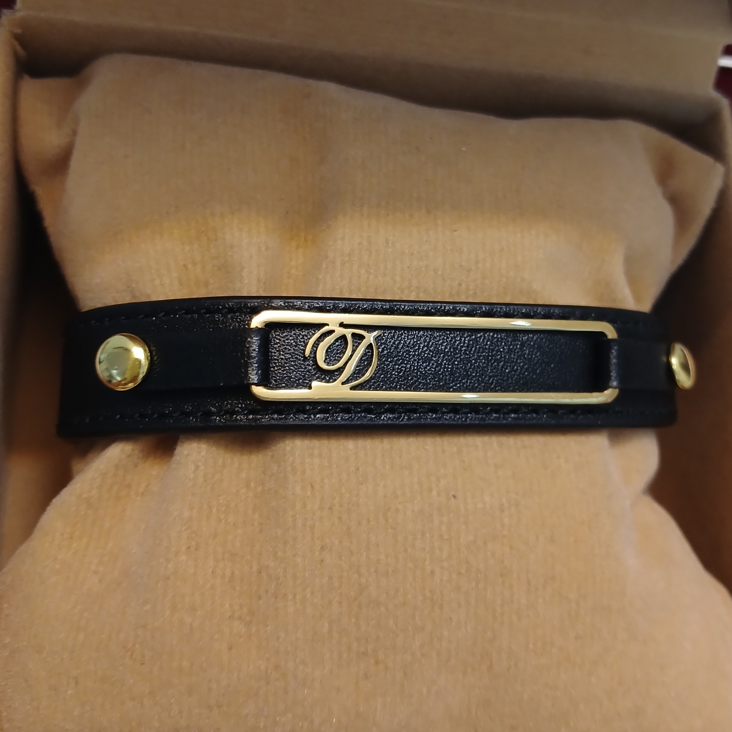 دستبند چرم D استیل طلایی با چرم اصل مشکی مناسب برای خانمها و آقایان 