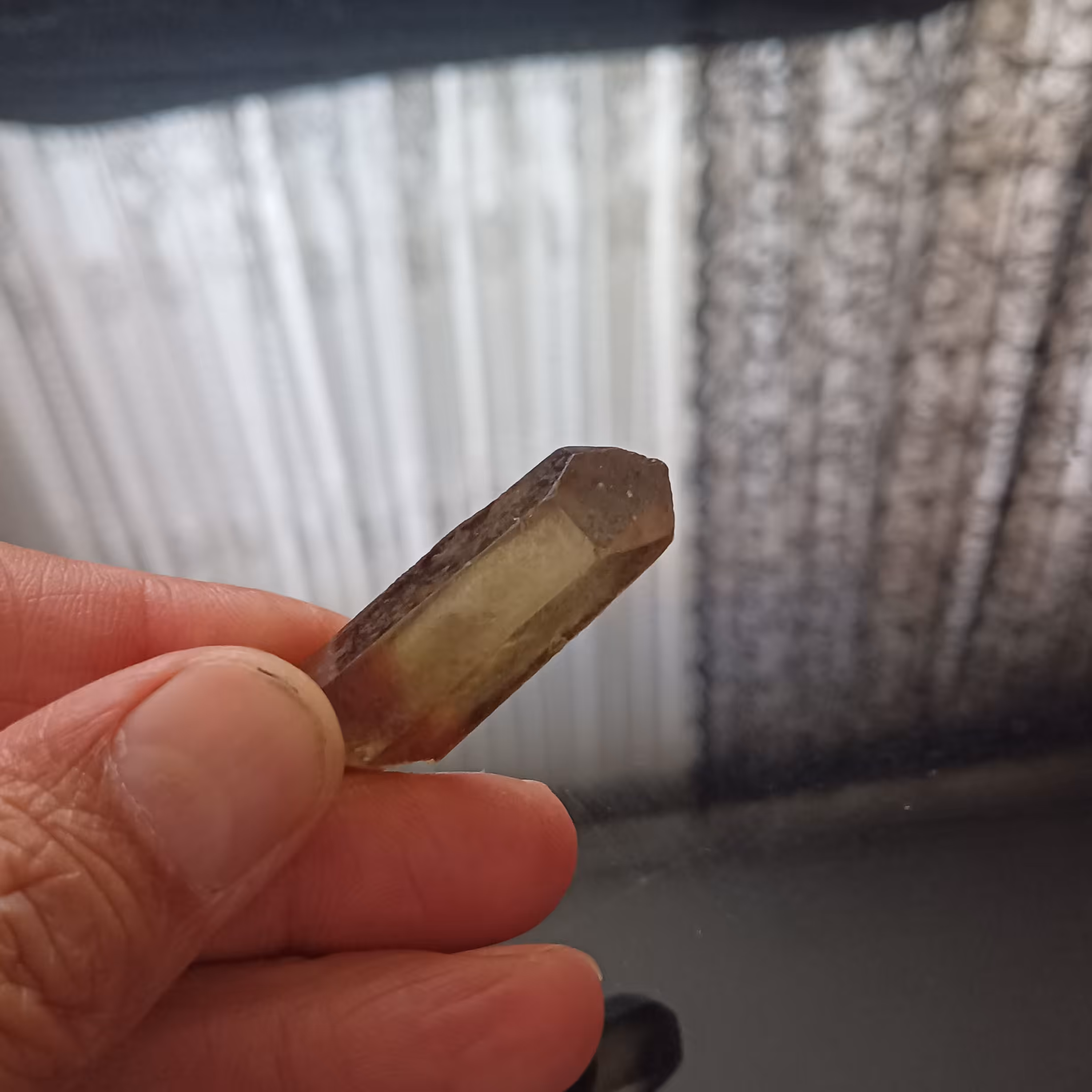 سنگ راف کوارتز دودی یا اسموکی تک بلور اصل و معدنی مخصوص تراش برای نگین انگشتر مردانه و زنانه و گردنبند بسیار زیبا و خوشر