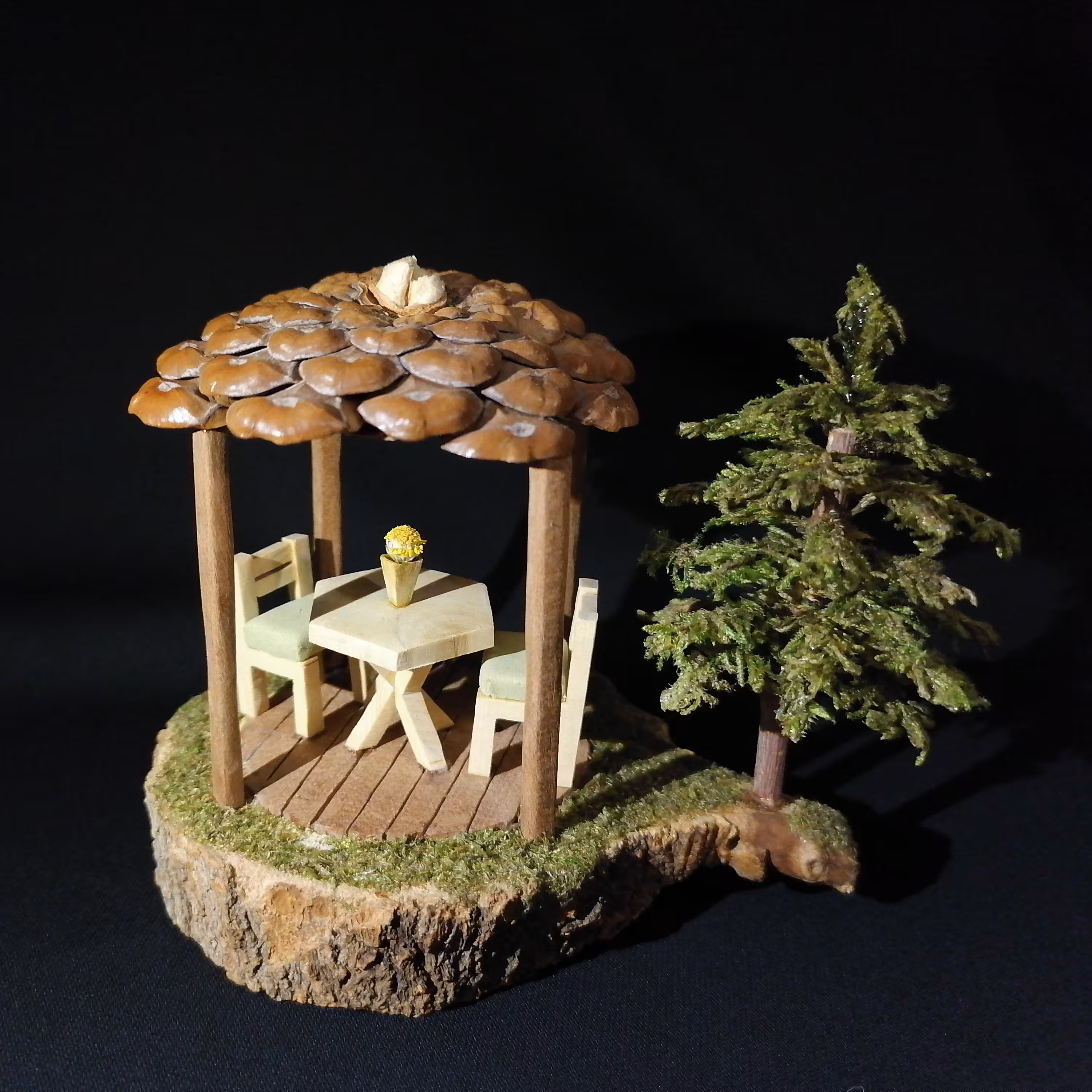 آلاچیق چوبی کاج مینیاتوری تزئینی تماما کار دست هنرمند هدیه ای خاص و ماندگار