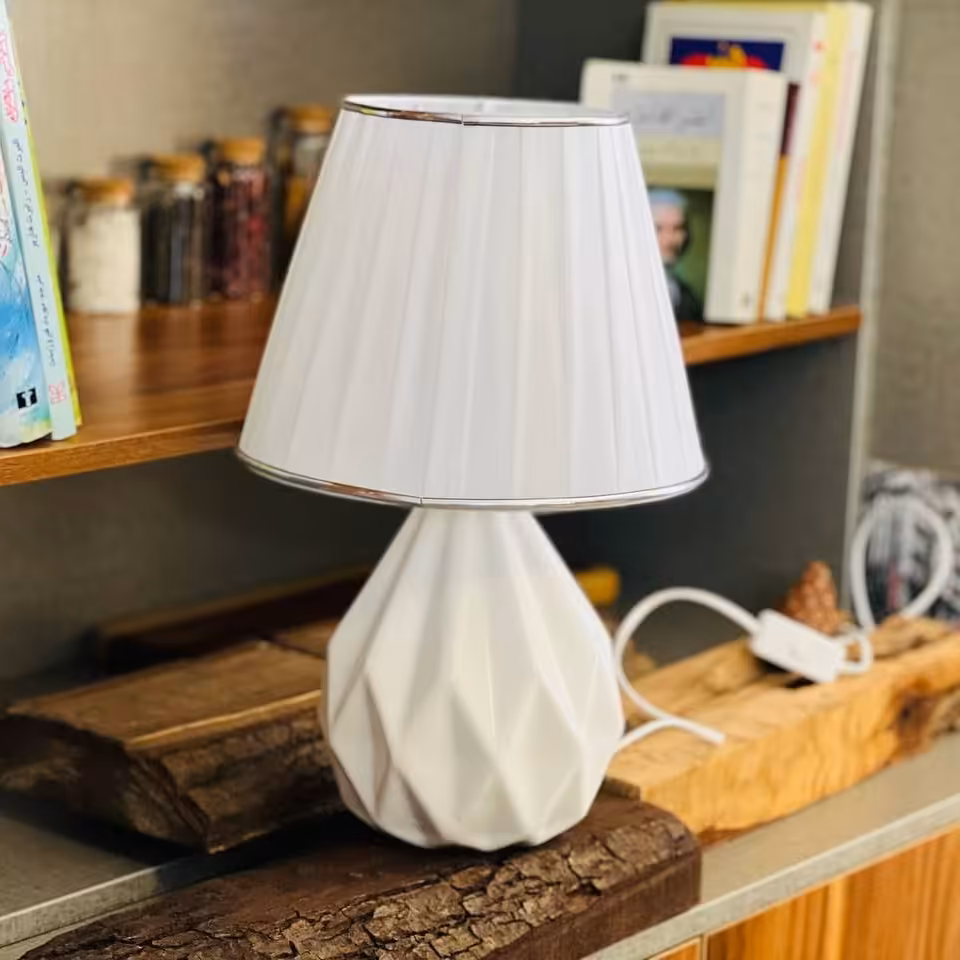 آباژور  رومیزی سرامیکی خط خطی A1480