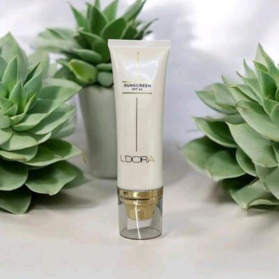 کرم ضد آفتاب SPF50 بی رنگ مناسب انواع پوست لدورا