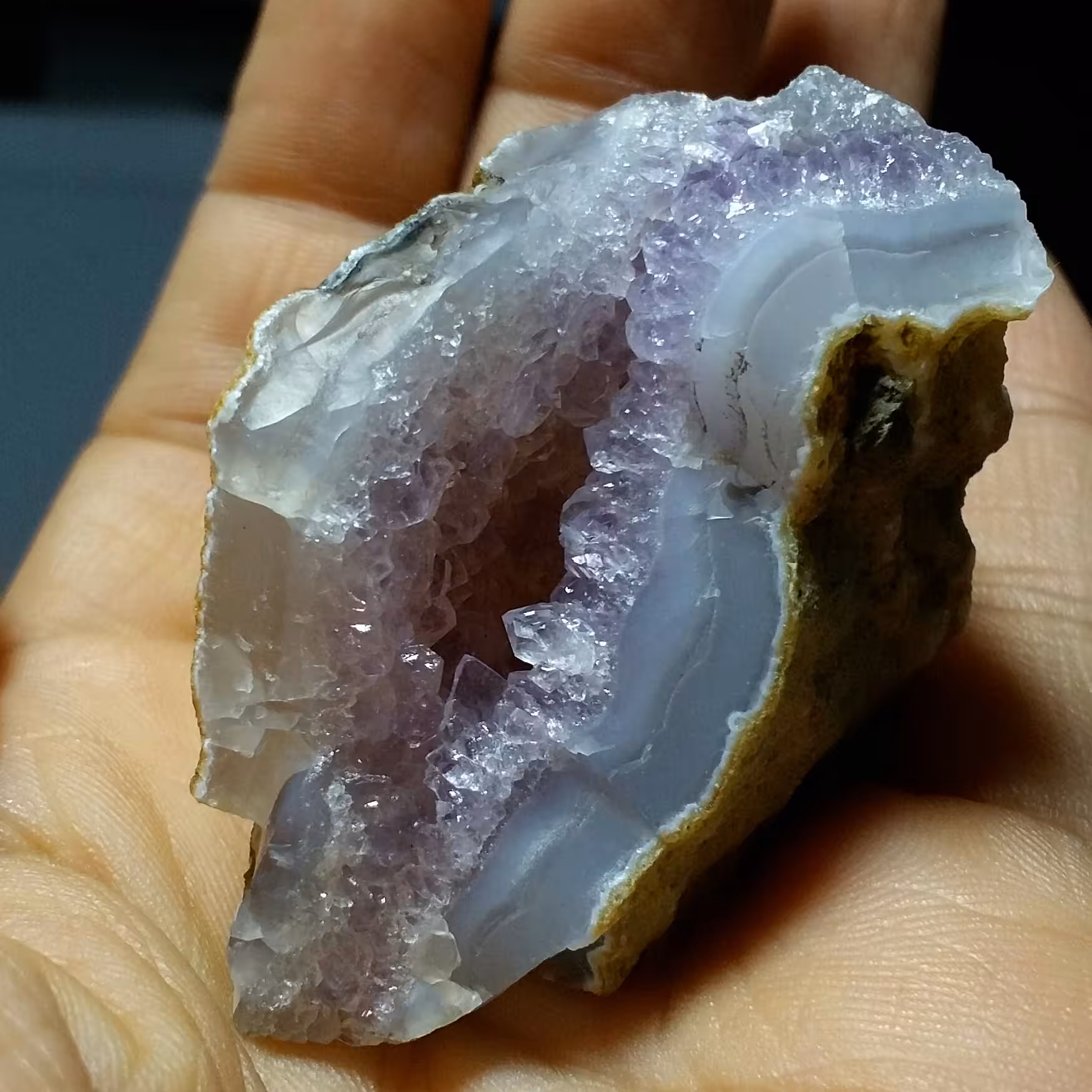 سنگ راف آمیتیس پر رنگ خاص بسیار زیبا دیدنی کاملا طبیعی شاهکار خلقت کد 9209