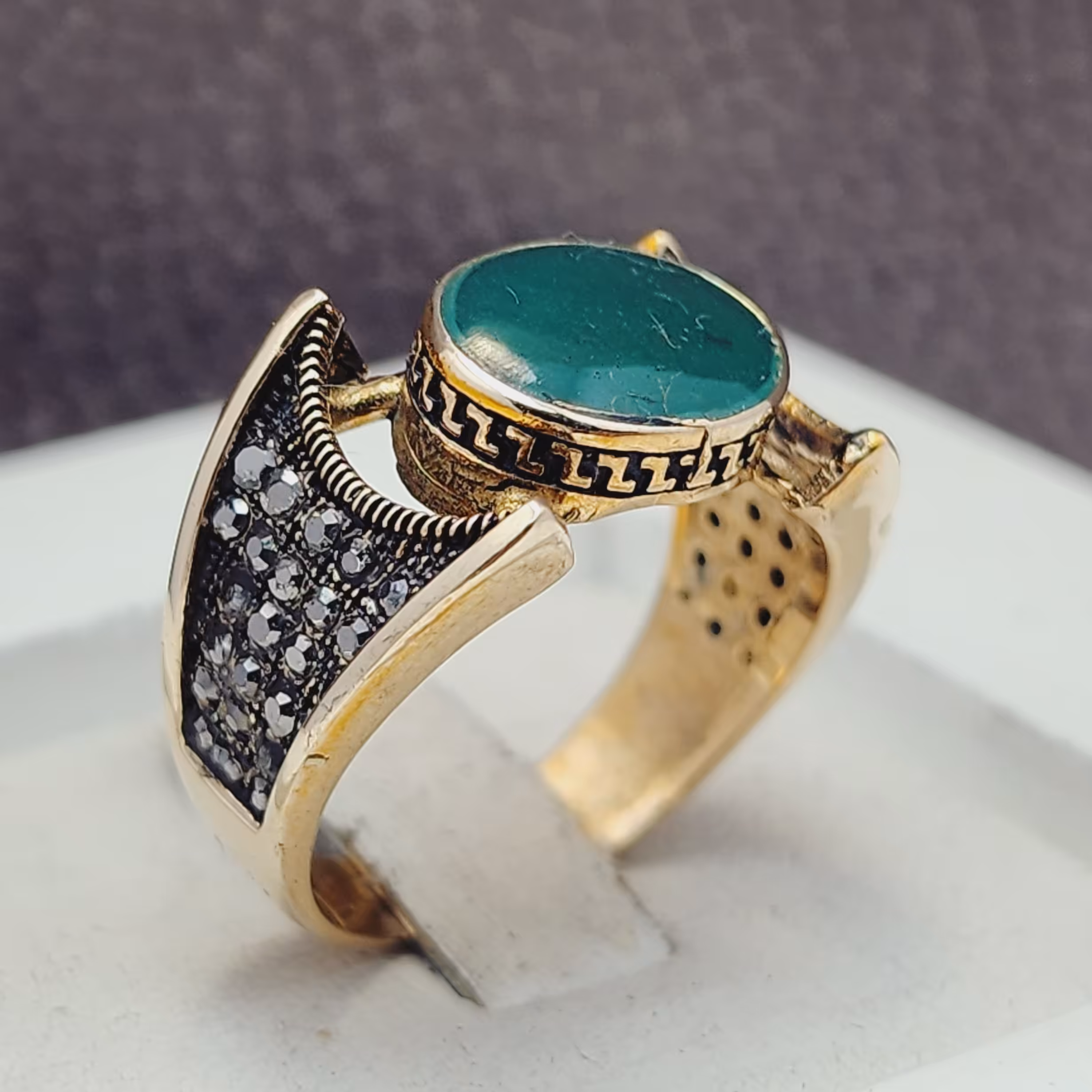 نگین عقیق سبز صنعتی با رکاب برنز خوش رنگ          