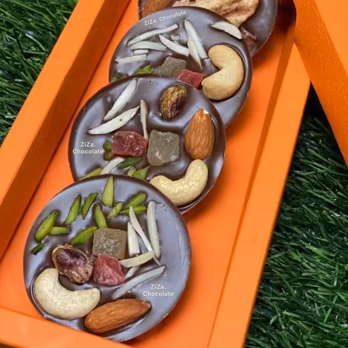 چاکلت آجیلی با شکلات ریِل و انواع مغزها و حبه‌های طعم استوایی