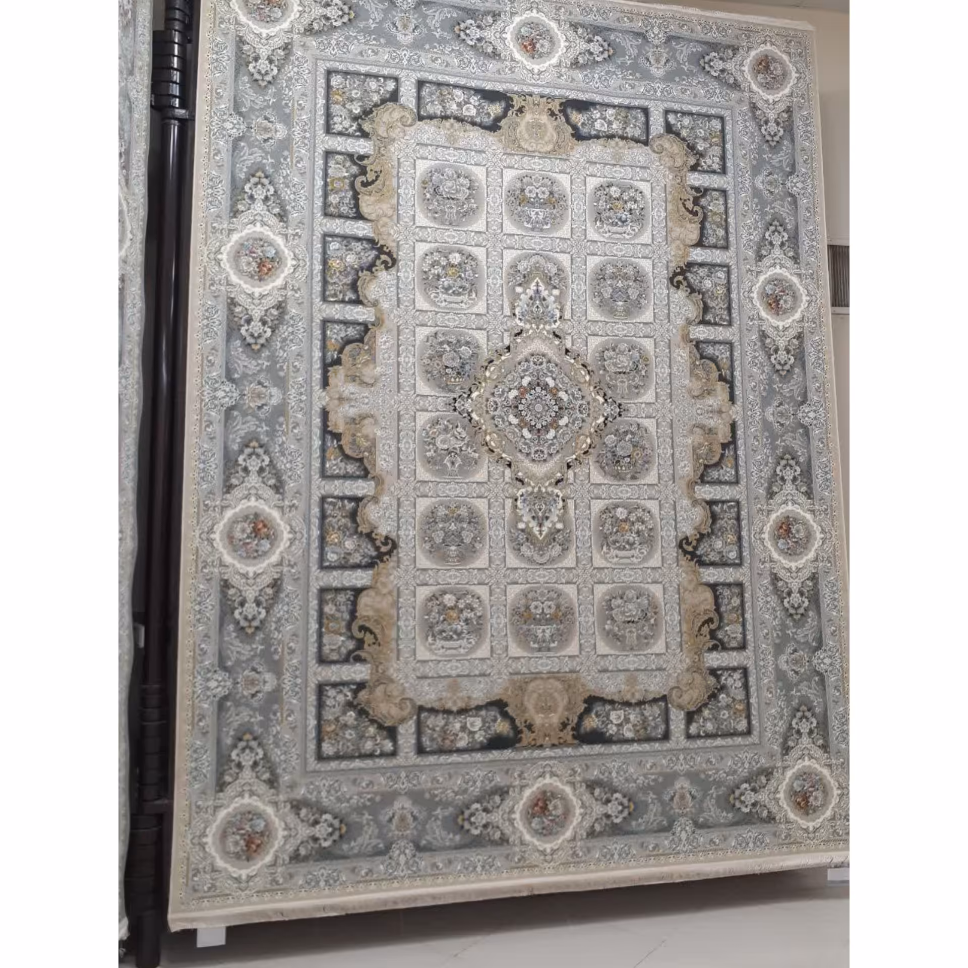 فرش ماشینی 1500 شانه گل برجسته اصل تراکم 4500 طرح همایون زمینه صدفی 12 متری جنس اکرولیک