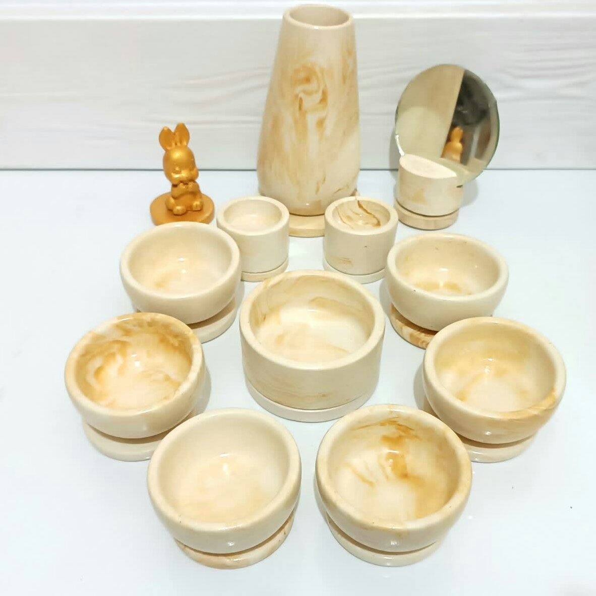 ظروف هفت سین سنگ مصنوعی در پنج رنگ ابرو بادی( کرم روشن و کرم تیره)