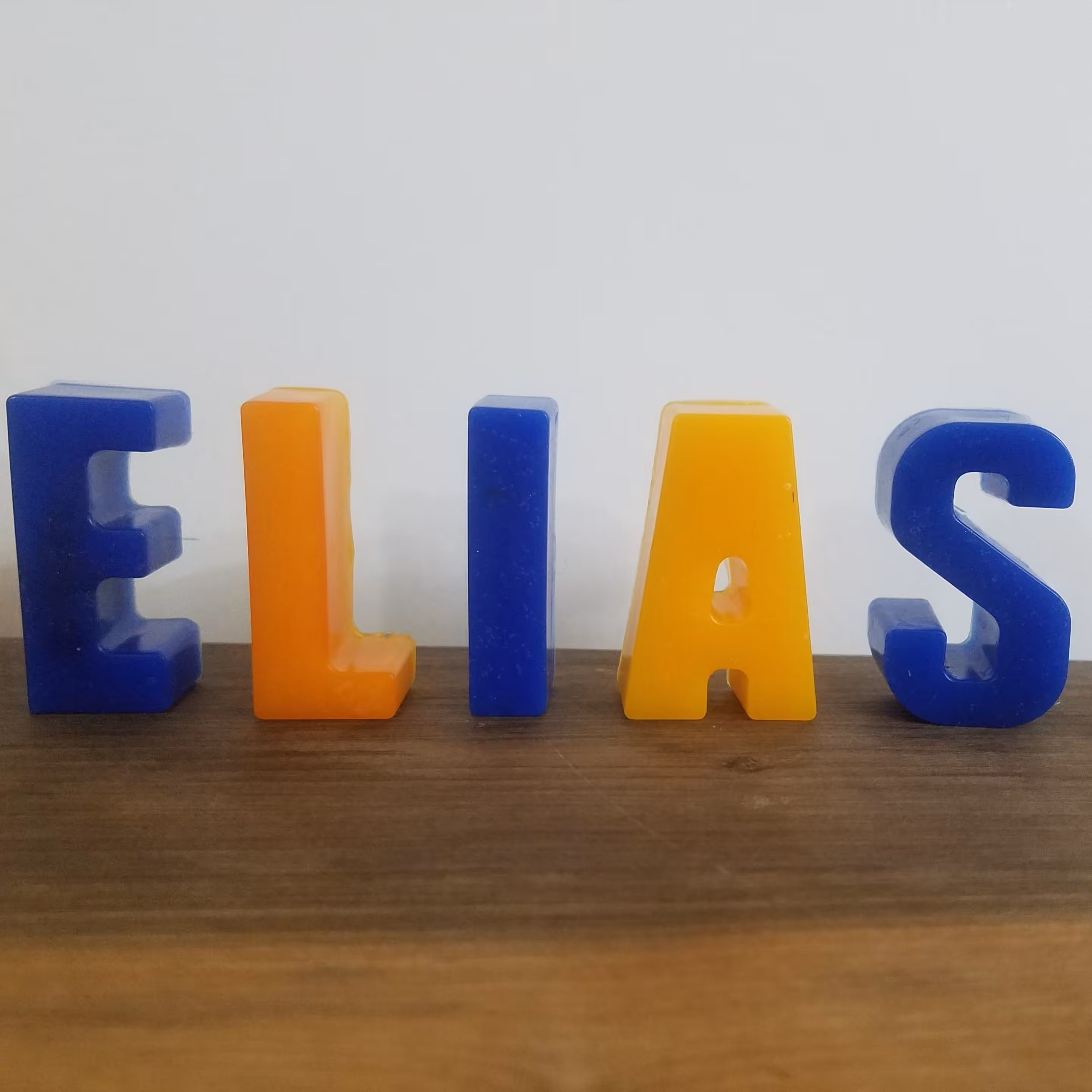 شمع های دست ساز حروف (مناسب برای هدیه) در رنگ های مختلف و ساخته شده از بهترین پارافین