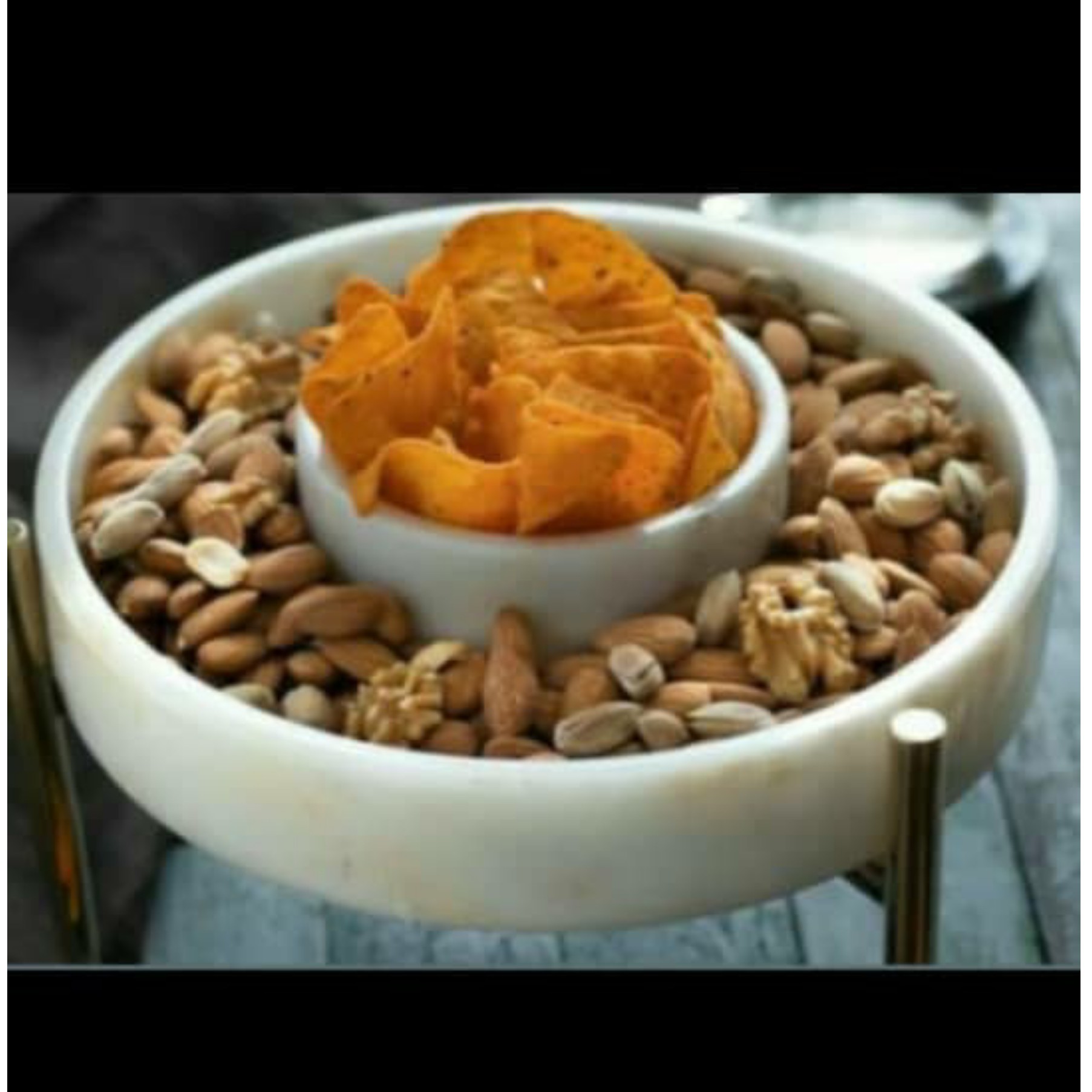 ظروف پذیرایی اردور خوری یا  کاسه چیپس و ماست خوری یا سینی مزه خوری یا آجیل خوری سنگی ( سفید ) (یک عدد)