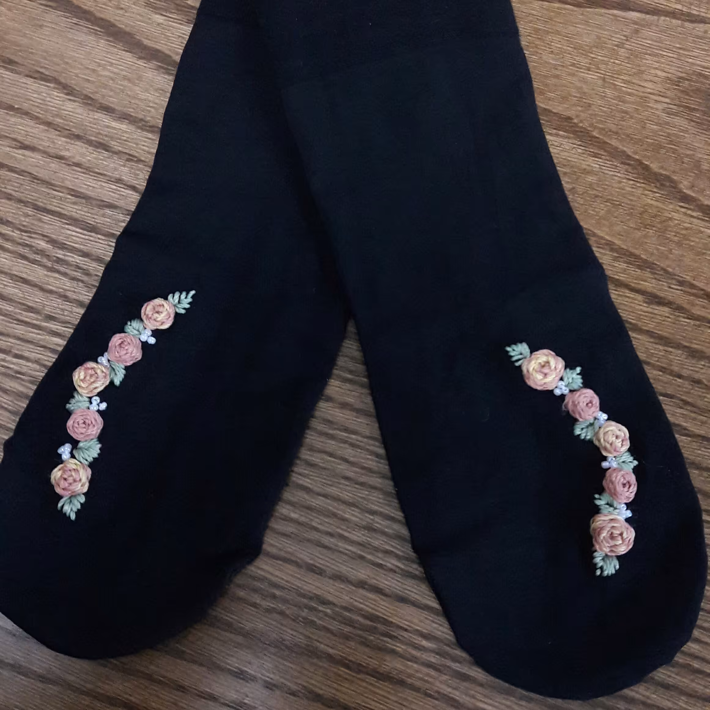 جوراب گلدوزی با دست طرح141