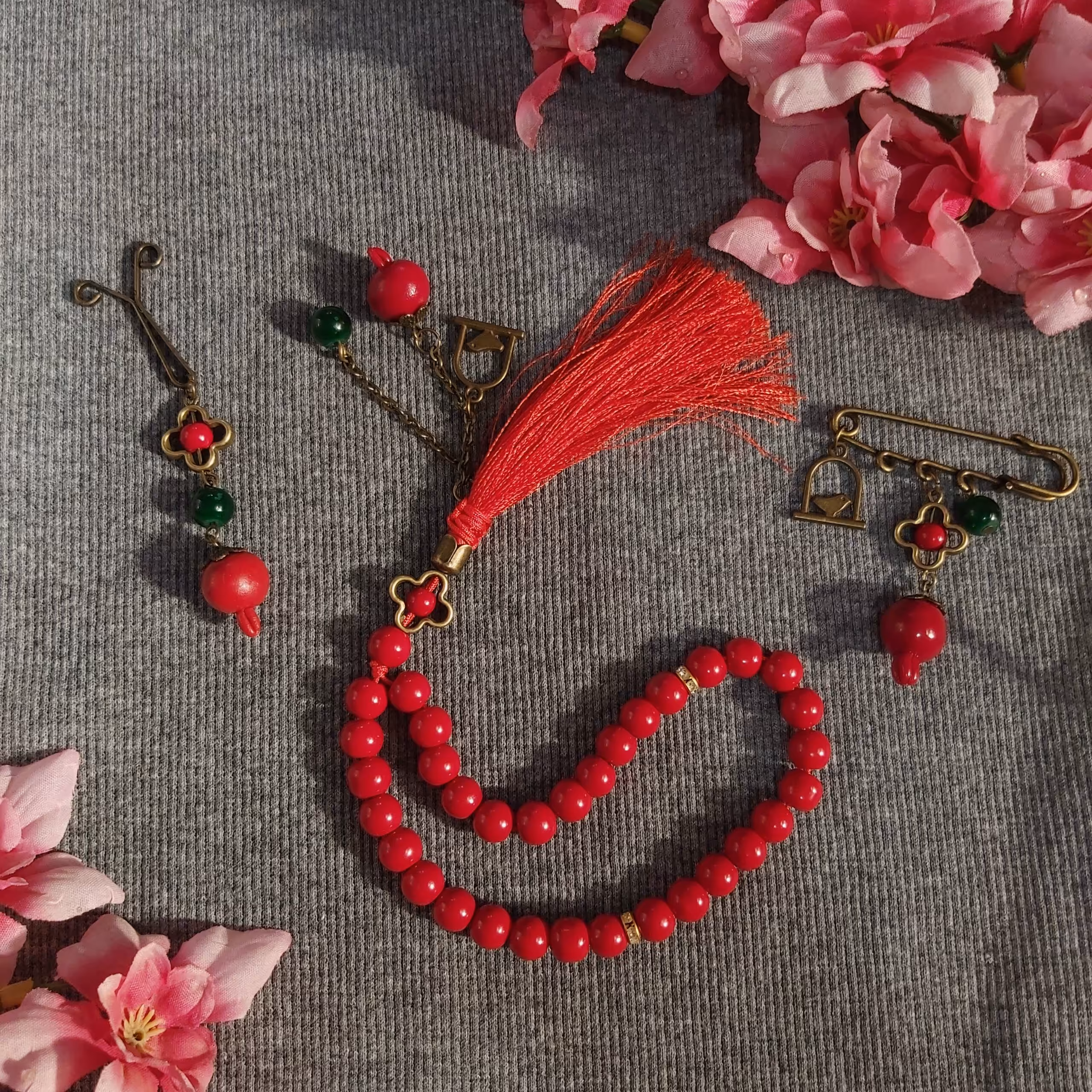 ست یلدایی شامل تسبیح گوشواره و گیره روسری قرمز و اناری مناسب یلدا