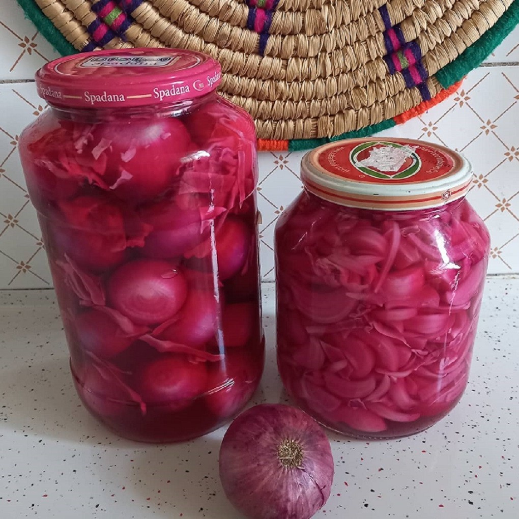 ترشی  پیاز محلی خوشمزه و خوش طعم با لسته بندی تمیز 