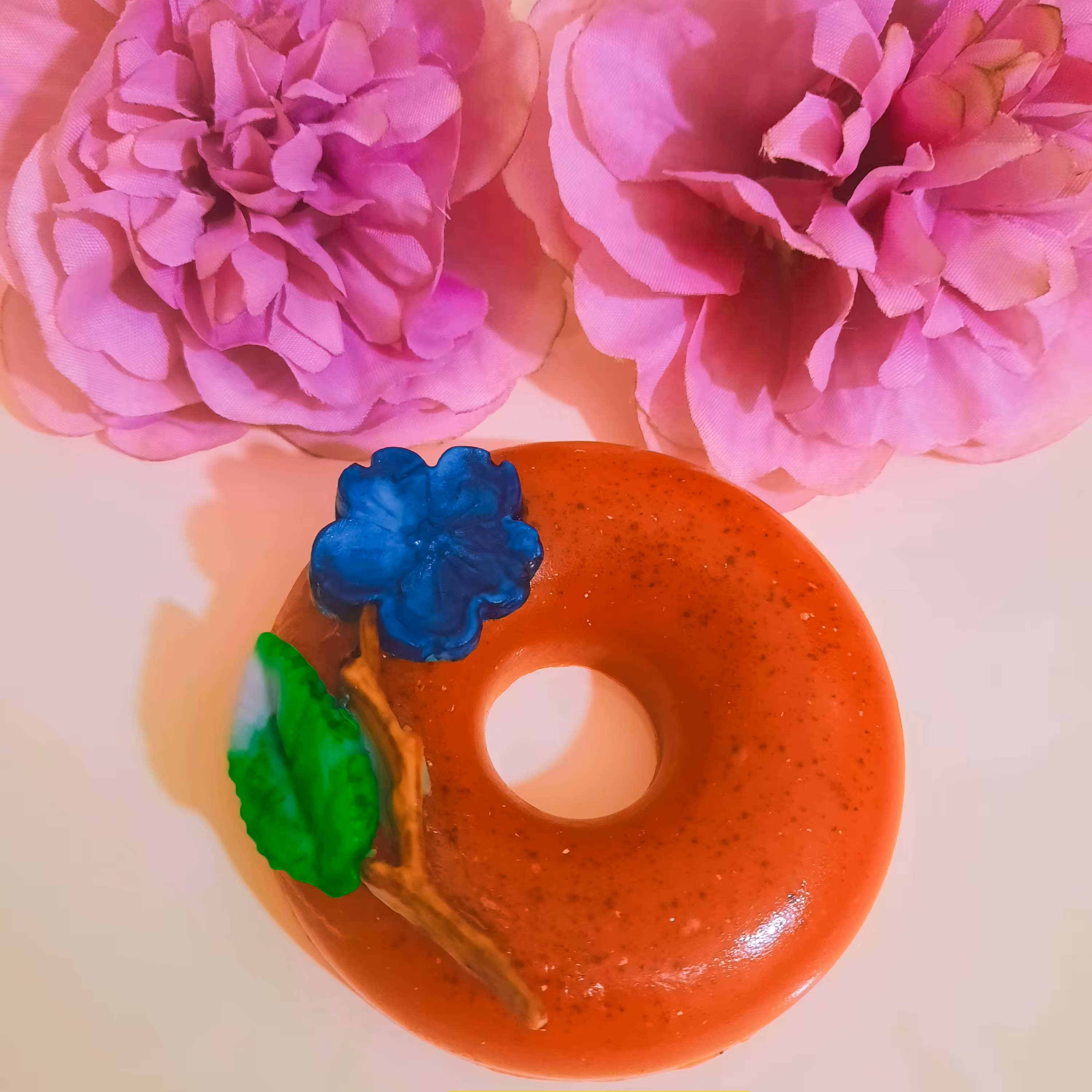 صابون گیاهی ودرمانی دستساز، طرح دونات روغن زردچوبه،نارگیل،روغن توت فرنگی رایحه خوش عطر رزوزن 71گرم قیمت 74000