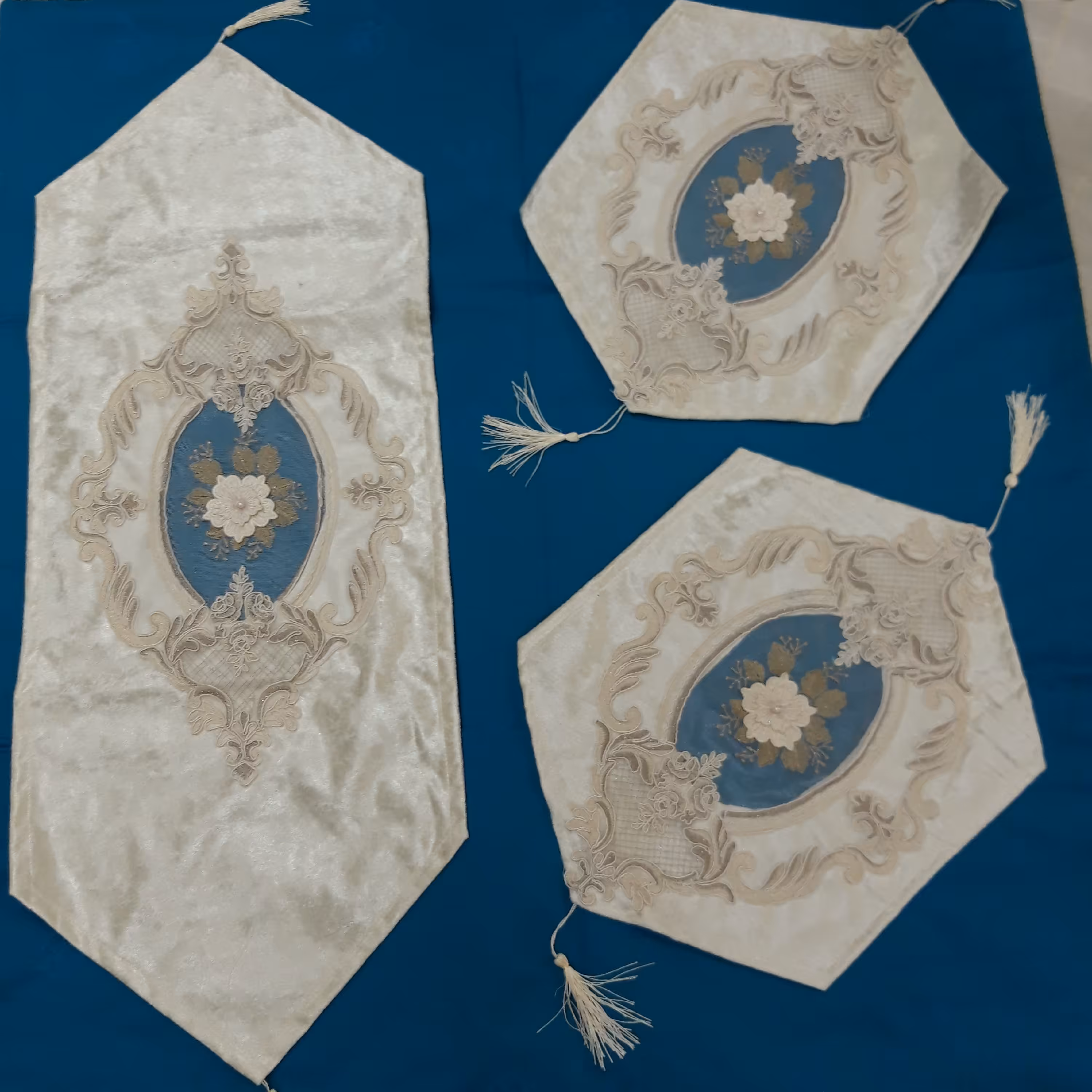 رو میز مبلی سه تیکه دو عدد عسلی یک عدد جلو مبلی 