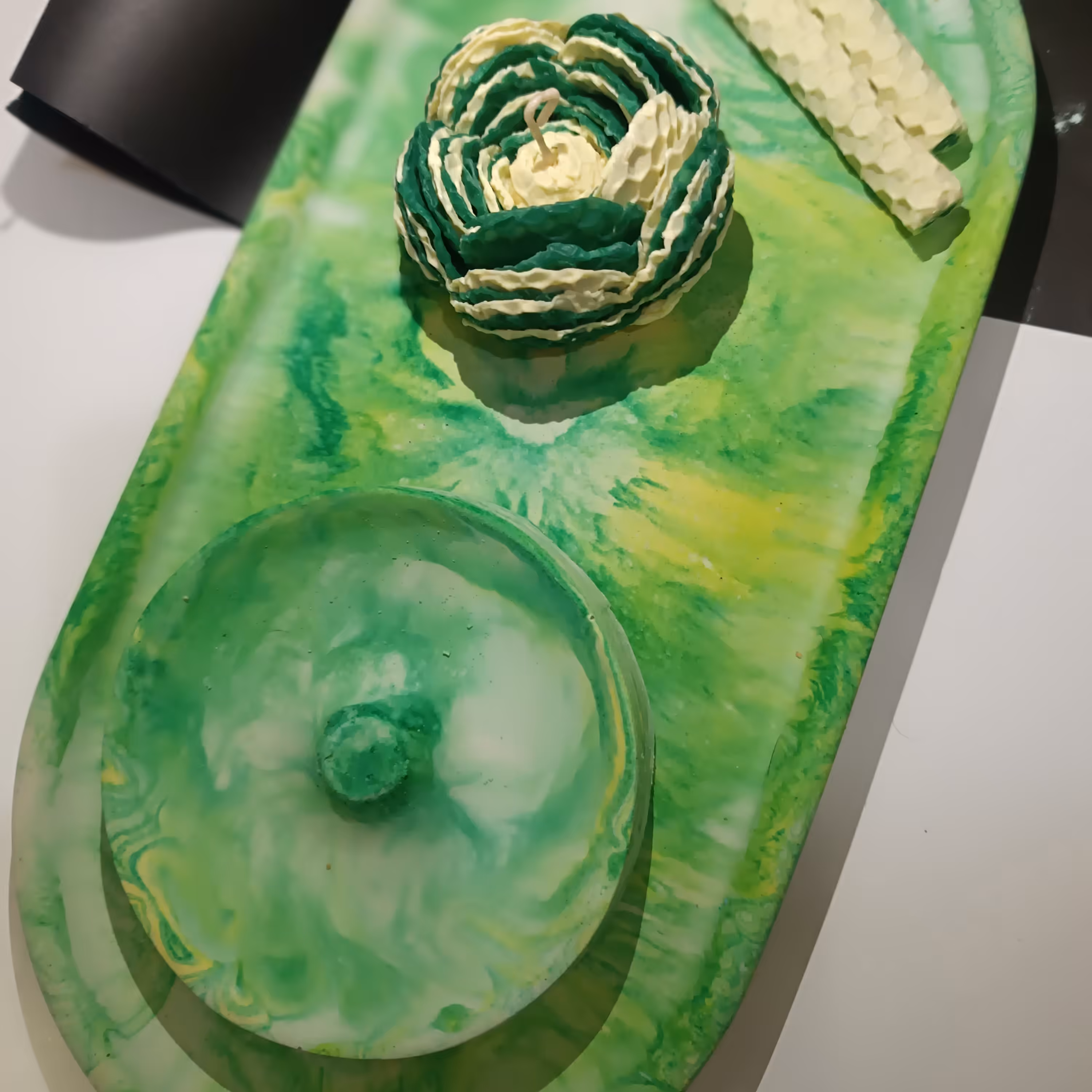 سینی همراه شمع موم عسل و جاعودی