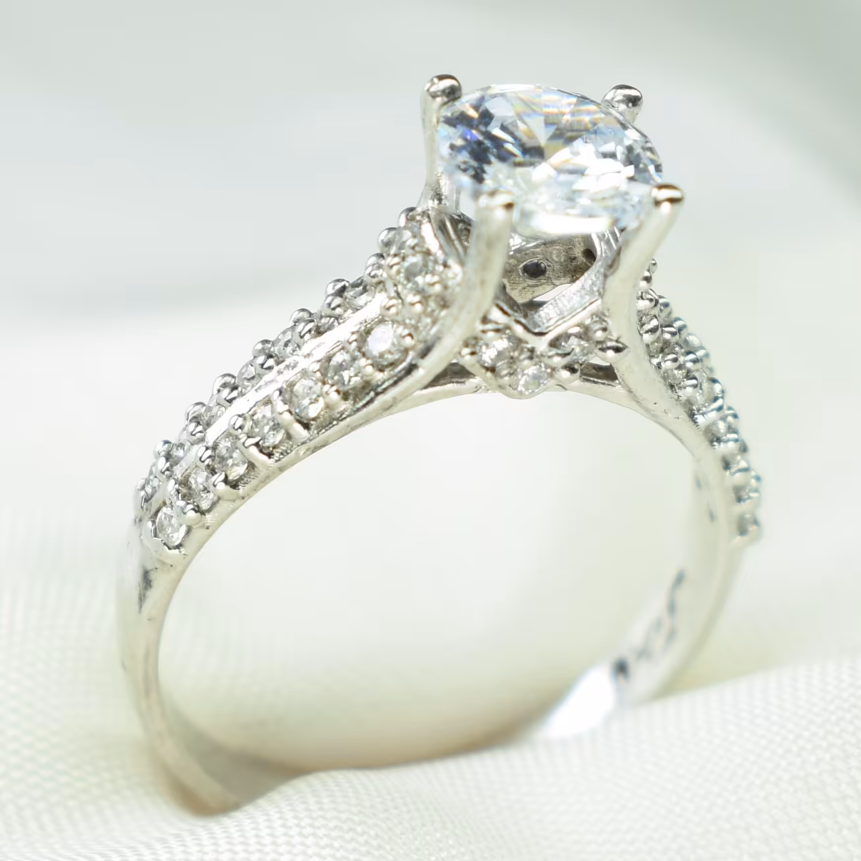 انگشتر نقره زنانه تک نگین الماس اتمی آبکاری طلا سفید سولیتر نامزدی 418 آقابزرگ