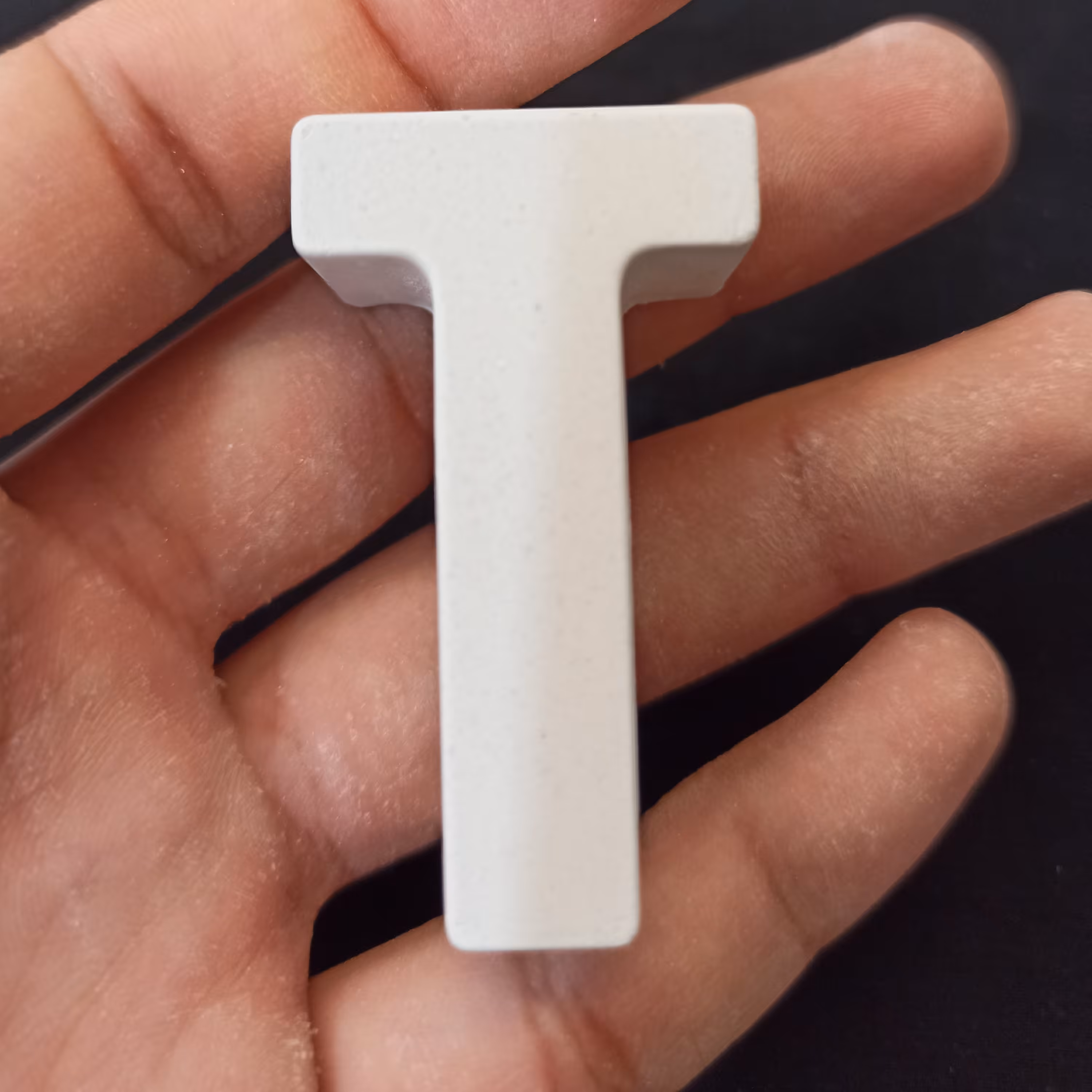 بیس خام حرف T ، فونت ساده 5 سانتی متری ، جنس بتنی سنگی ، ضخامت 2 سانتی متر