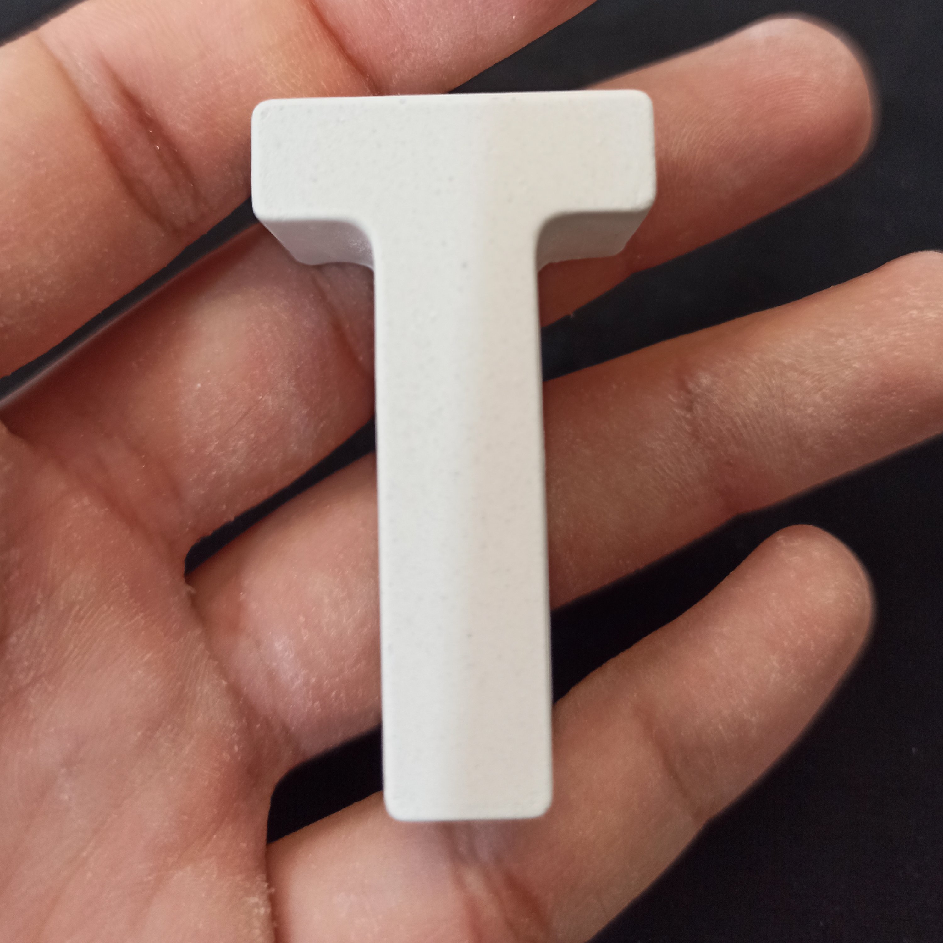 بیس خام حرف T ، فونت ساده 5 سانتی متری ، جنس بتنی سنگی ، ضخامت 2 سانتی متر