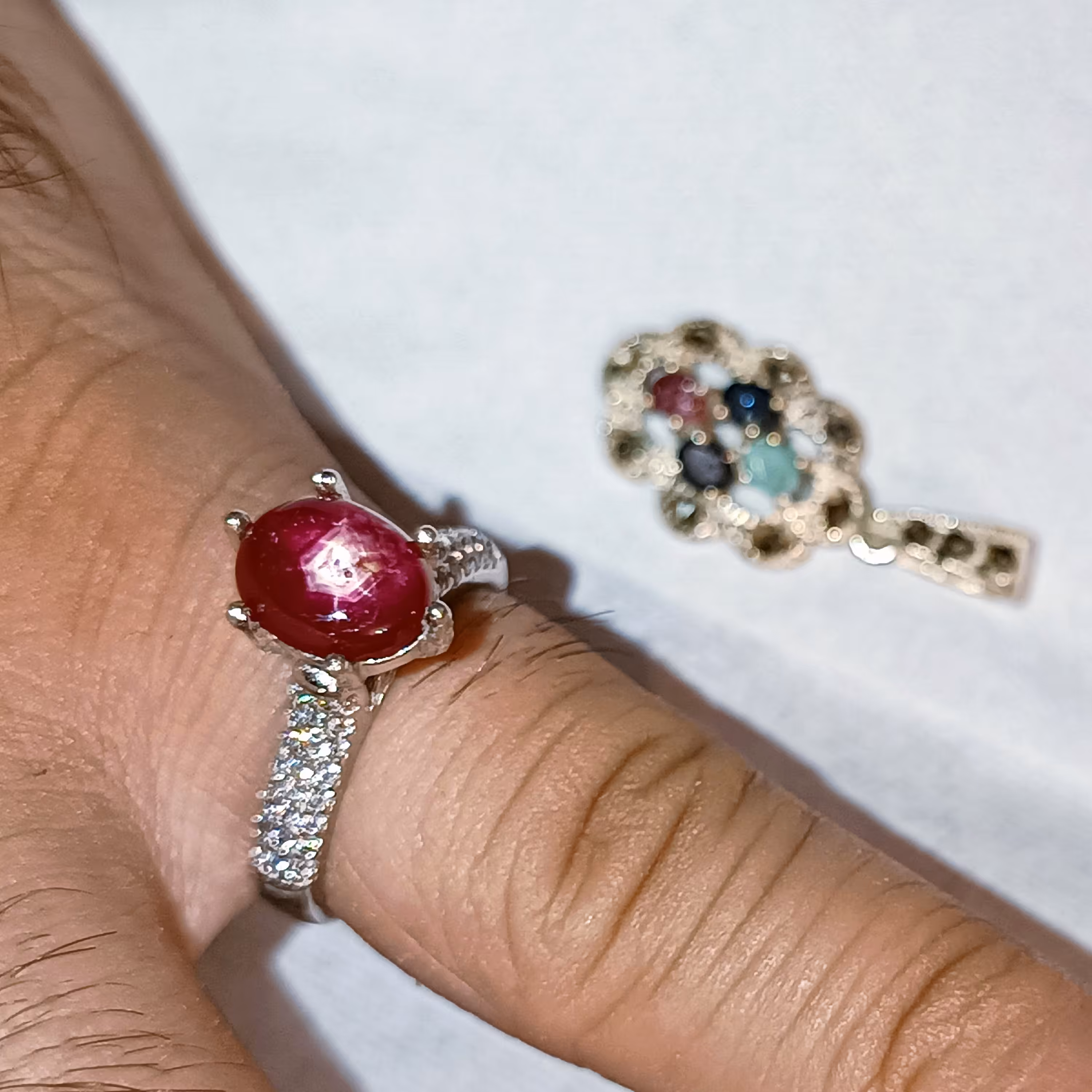 نیم ست نقره بایاقوت سرخ تراپیچ و یاقوت کبود و زمرد زامبیا.اگرتوسط آزمایشگاه معتبر اثبات بشه که معدنی نیستندپس میگیرم.