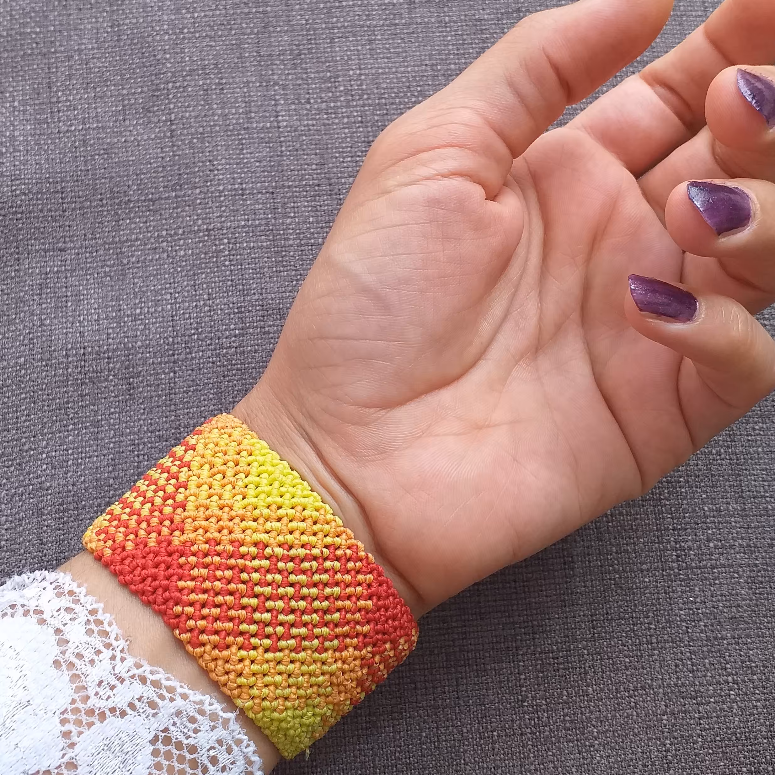 دستبند بافت میکرومکرومه،  کاملا کار دست، پهنا حدود3/5سانت،مناسب  مچ دست12_15سانت