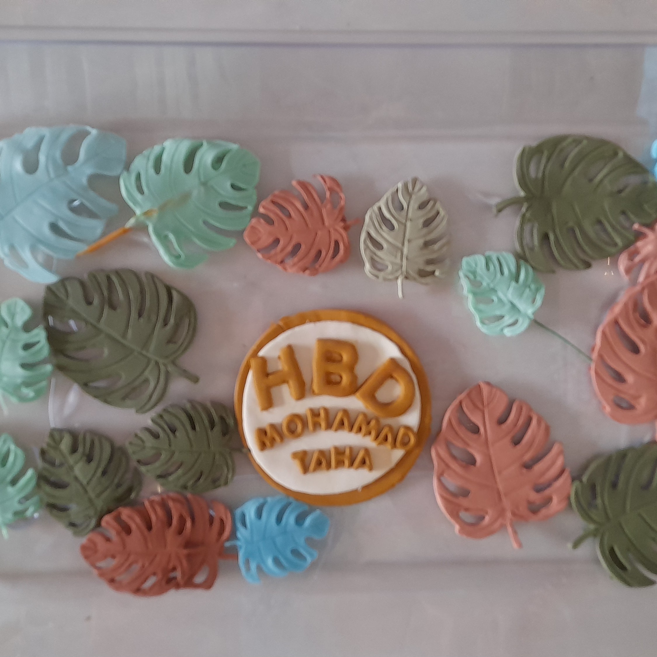 تاپر برگ هاوایی و اسم مورد نظر برای تزیین کیک جنگلی یا هر دیزاین متفاوت (شامل 20 برگ و یک تابلو اسم hbd) (پس کرایه)