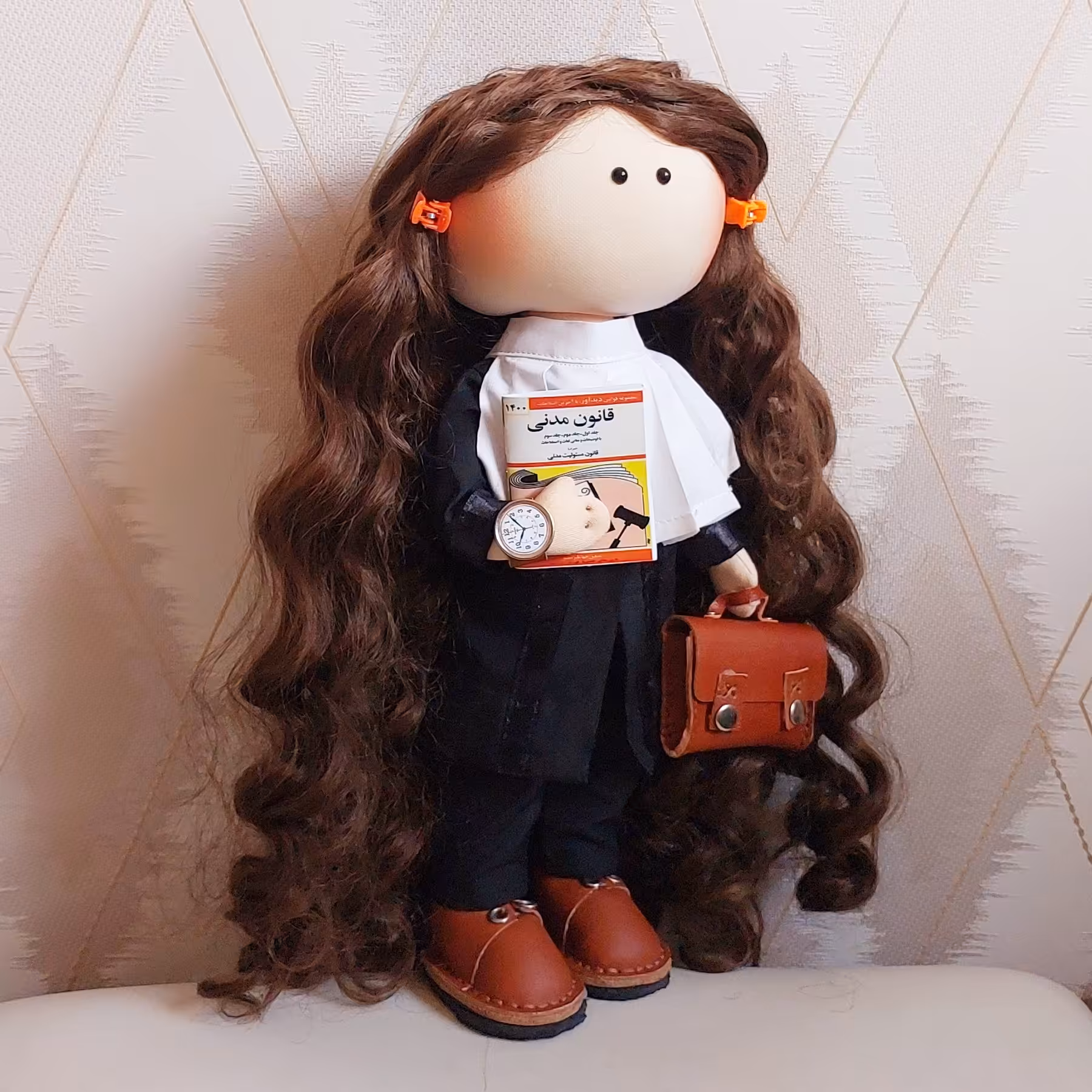 عروسک روسی خانم وکیل با موهای بلند و حالتدار بدون مقنعه با قد 35 سانتی