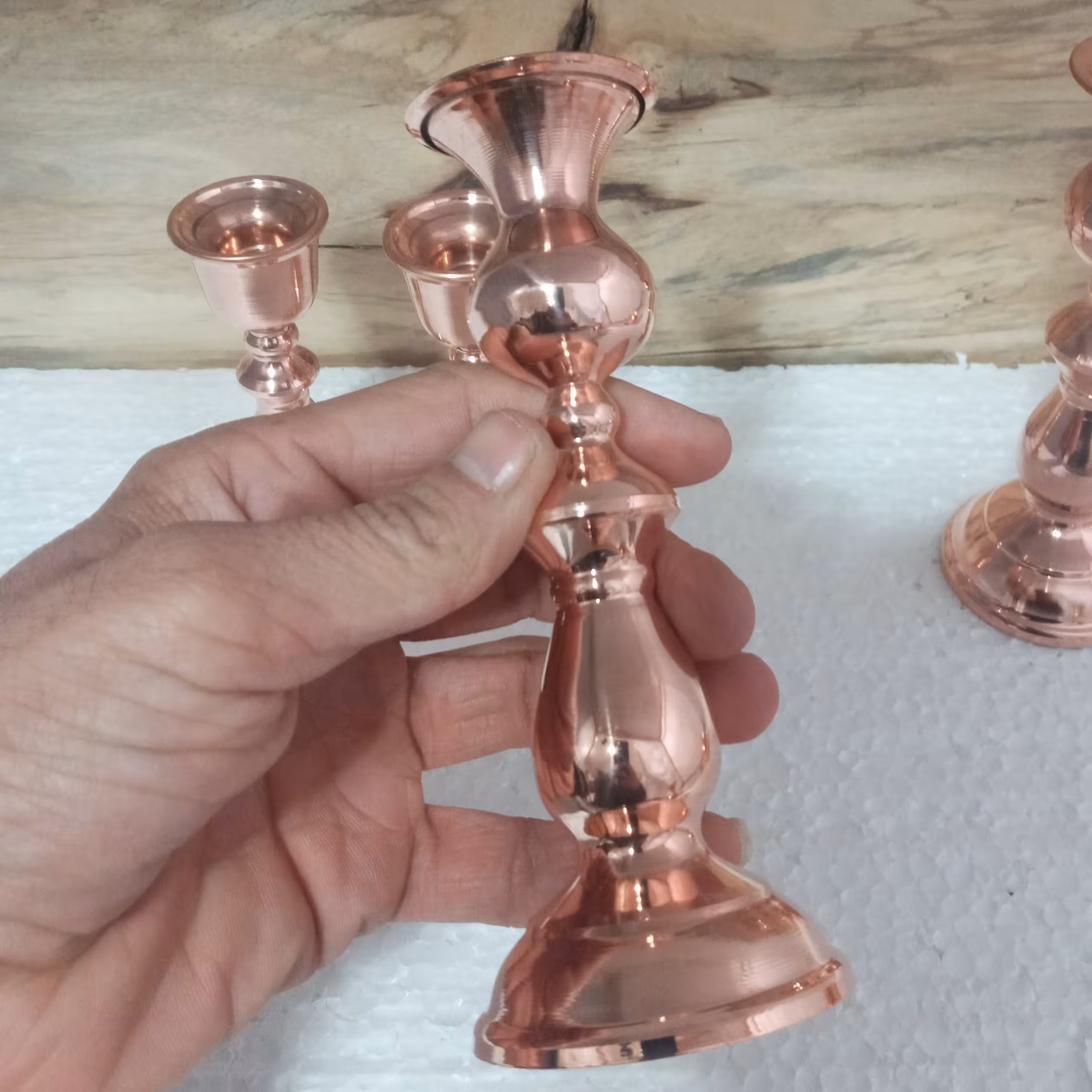 جا شمعی مسی  طرح رز اصل زنجان نانو شده هست در دو سایز کوچک وبزرگ   بصورت تکی وعمده 