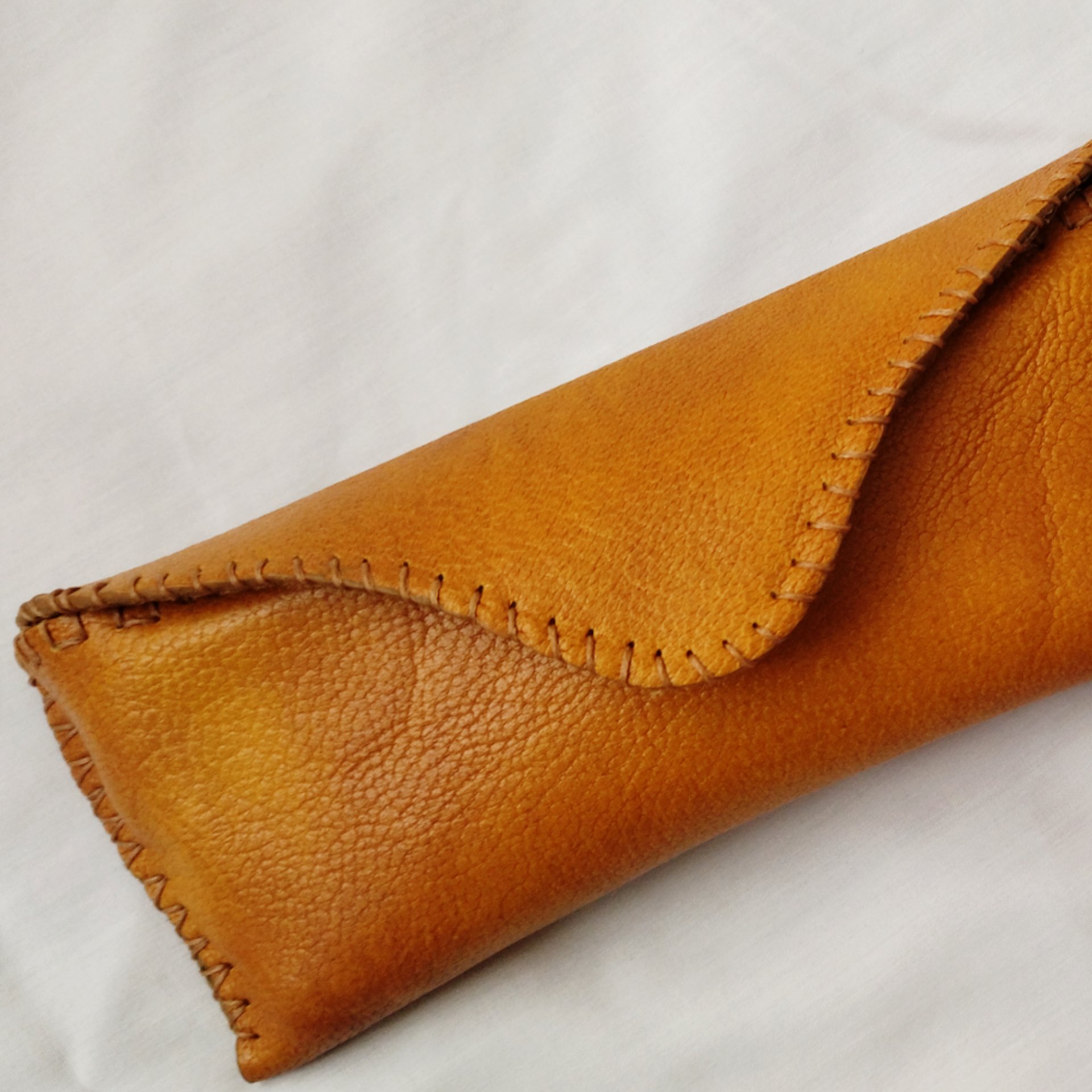 جا عینک طبی چرم . کاملا دست دوز . تمامی برش ها و دوخت ها با دست انجام شده . سفارش در رنک دلخواه