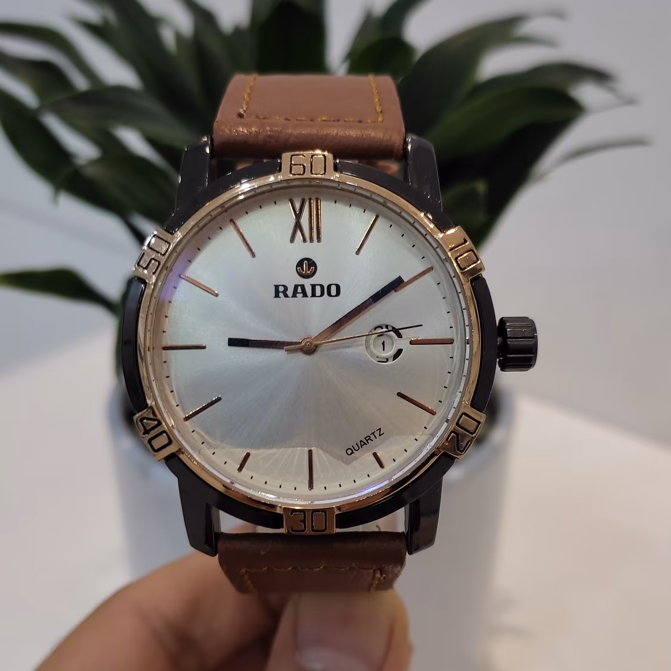 ساعت مچی رادو RODO قهوه ای
دارای جعبه کادویی و باطری اضافه