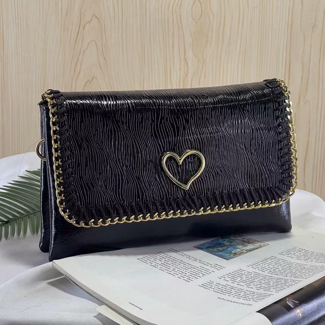 کیف پاسپورتی ورنی در سه طرح قلب ، ولنتینو و گوچی