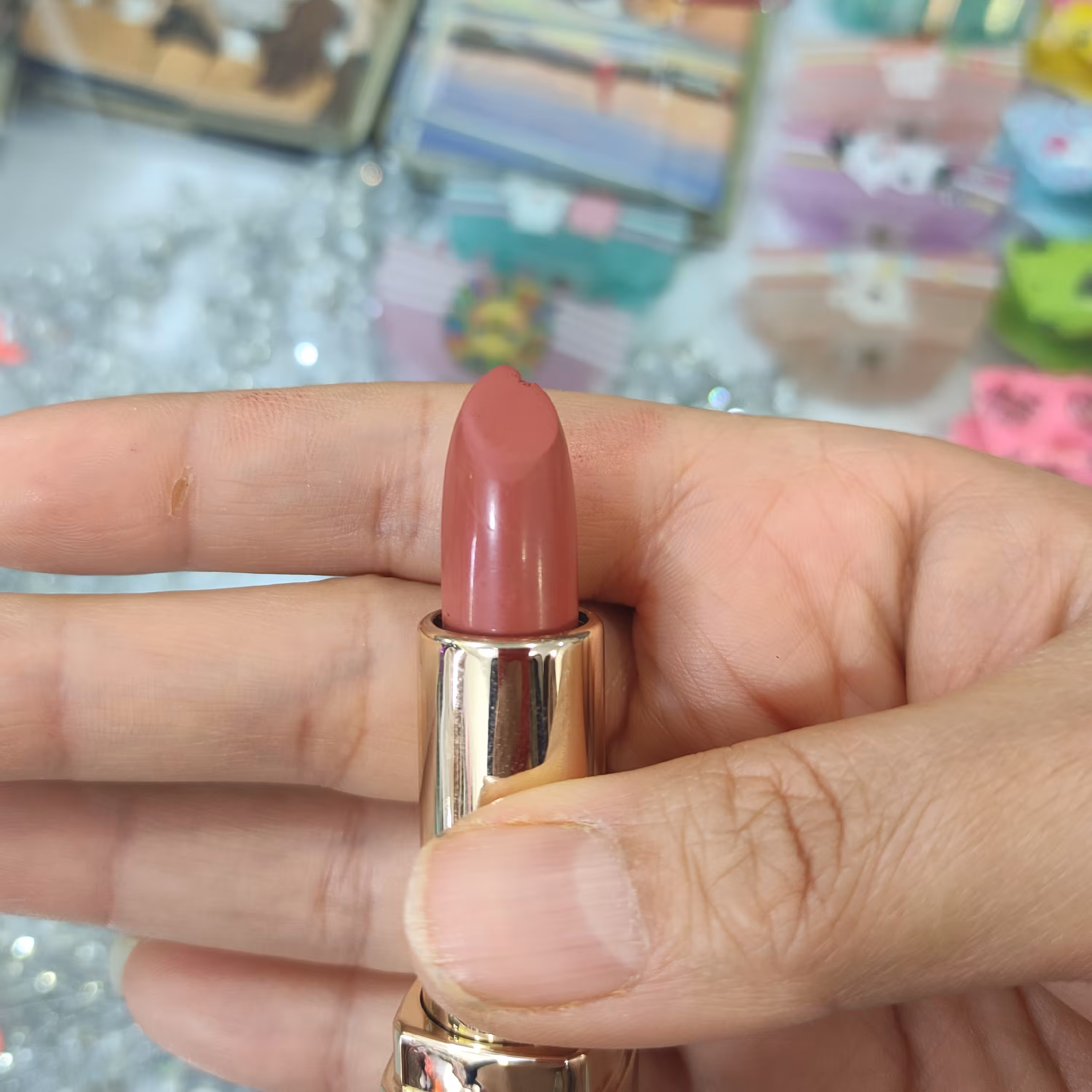 رژ لب جامد لاواری با کیفیت و پوشش دهی عالی شماره617