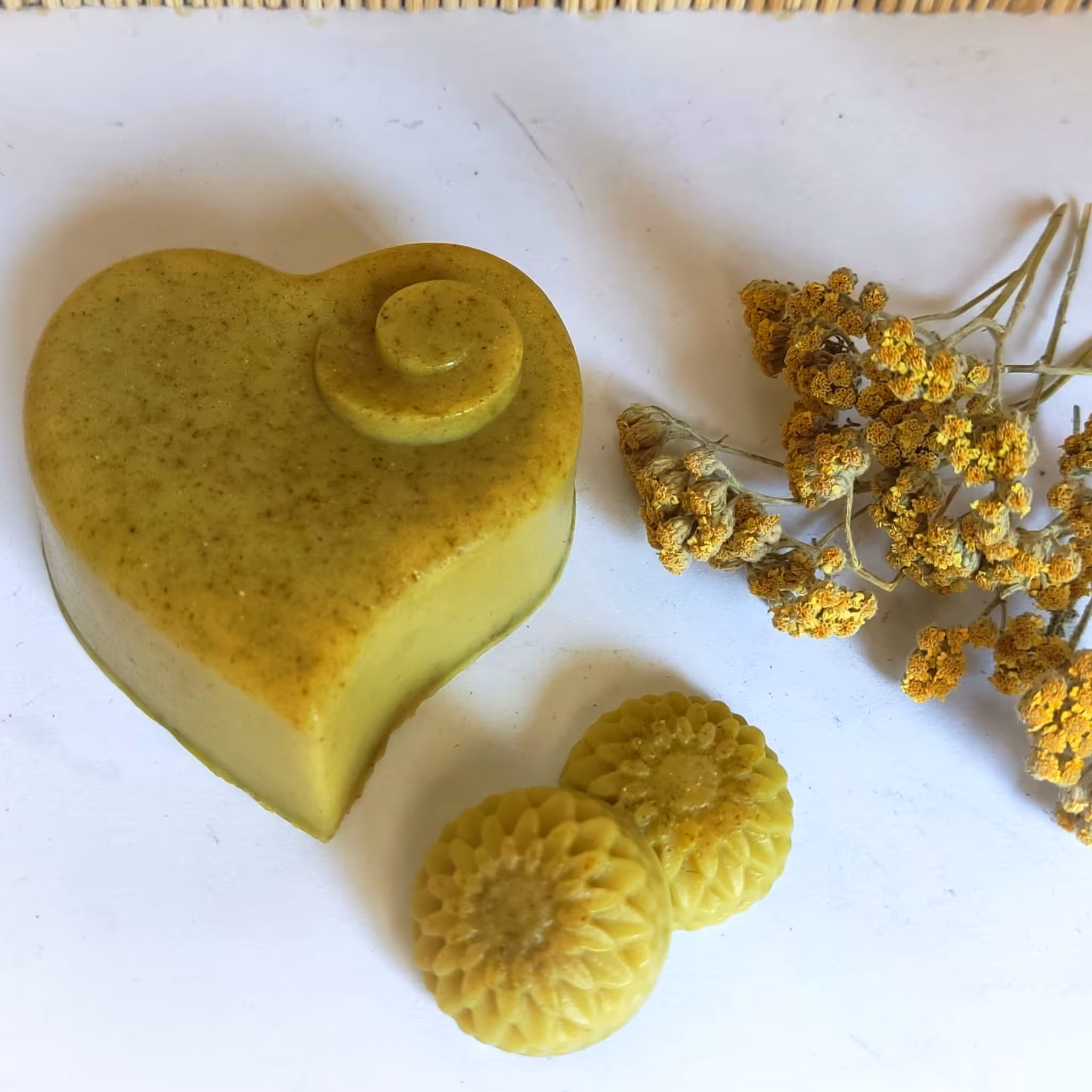 صابون بومادران ( گلیسیرینه گیاهی دست‌ساز 60 گرمی)