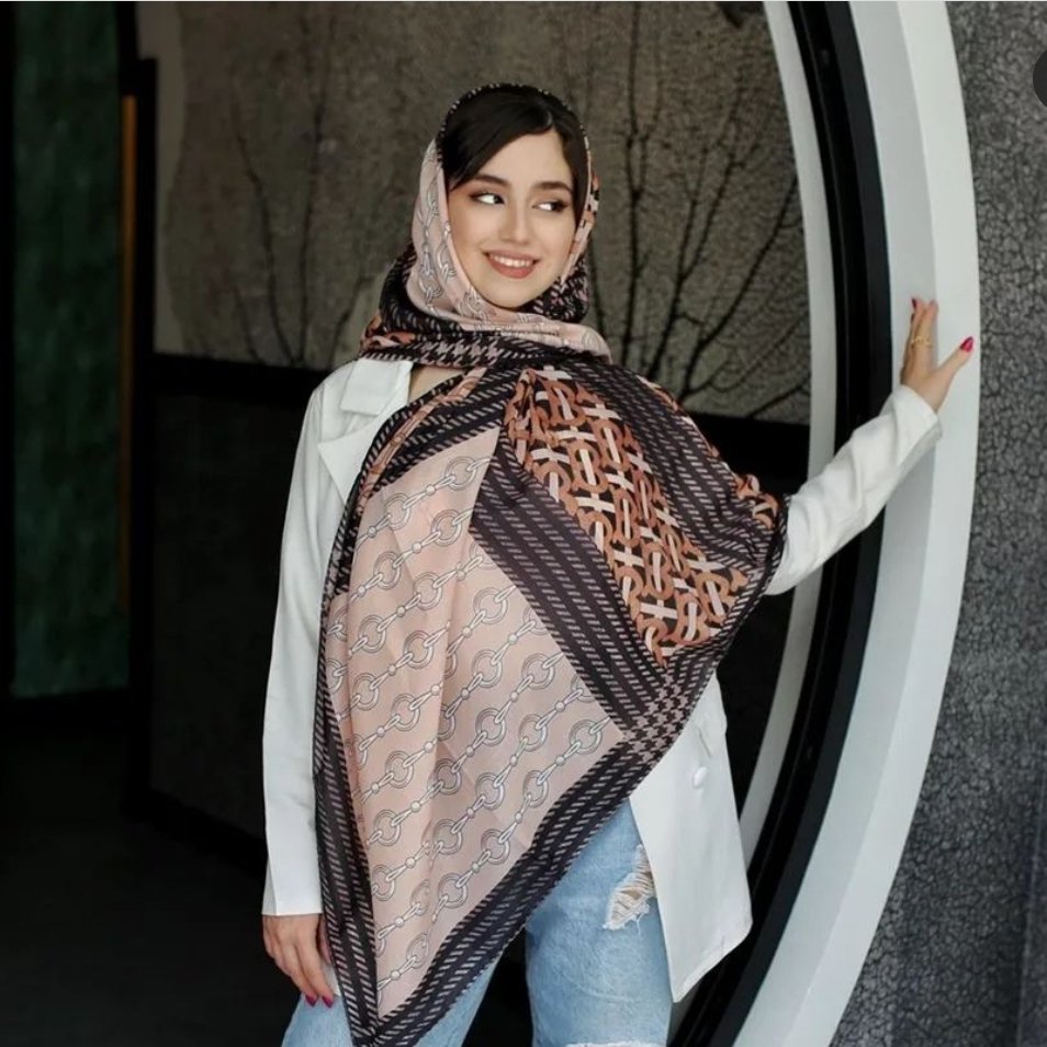 روسری نخی منگوله دار