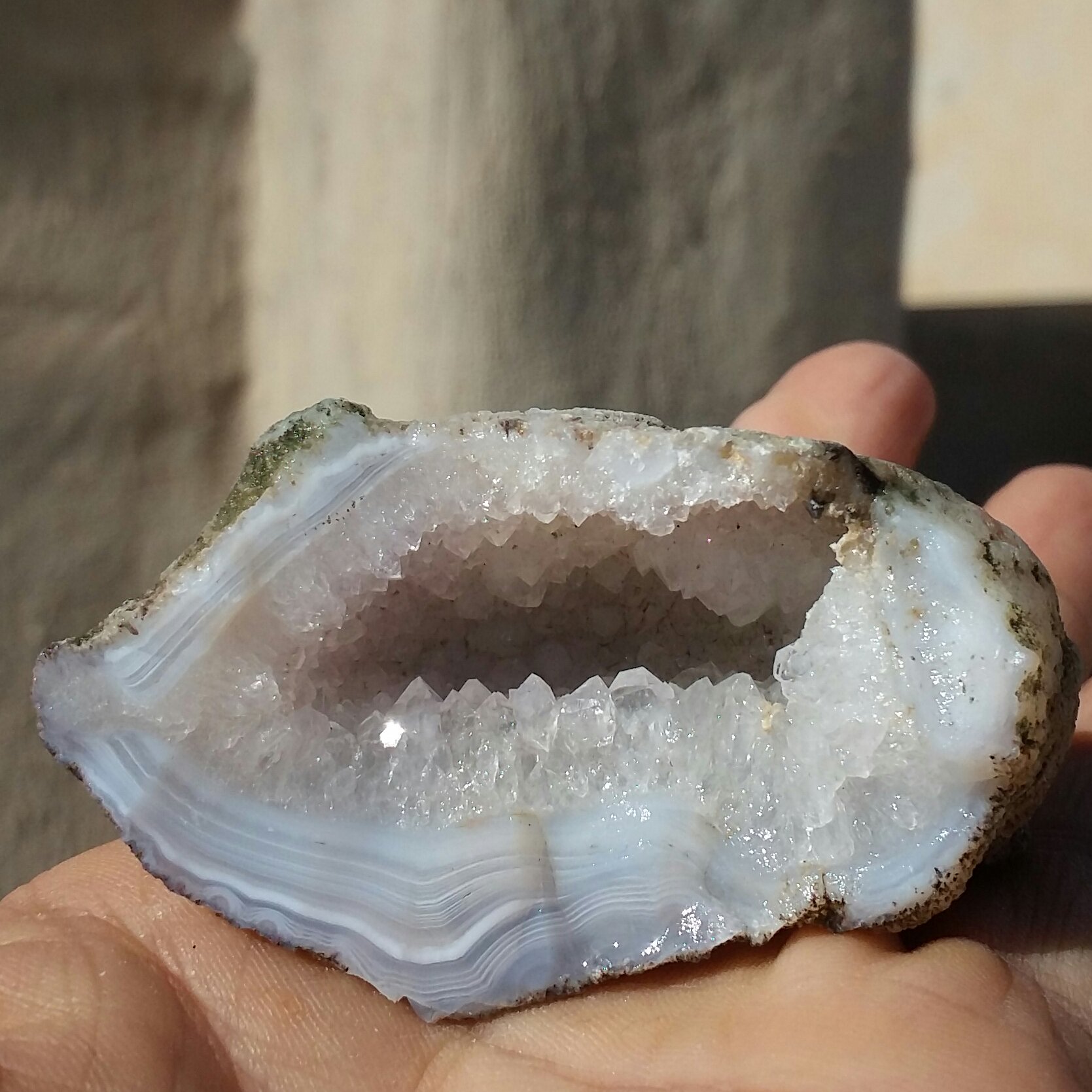 نمونه فوق کلکسیونی سنگ راف عقیق سلیمانی3بعدی توخالی پر بلور  بسیار دیدنی شاهکار خلقت کاملا طبیعی کد 10079
