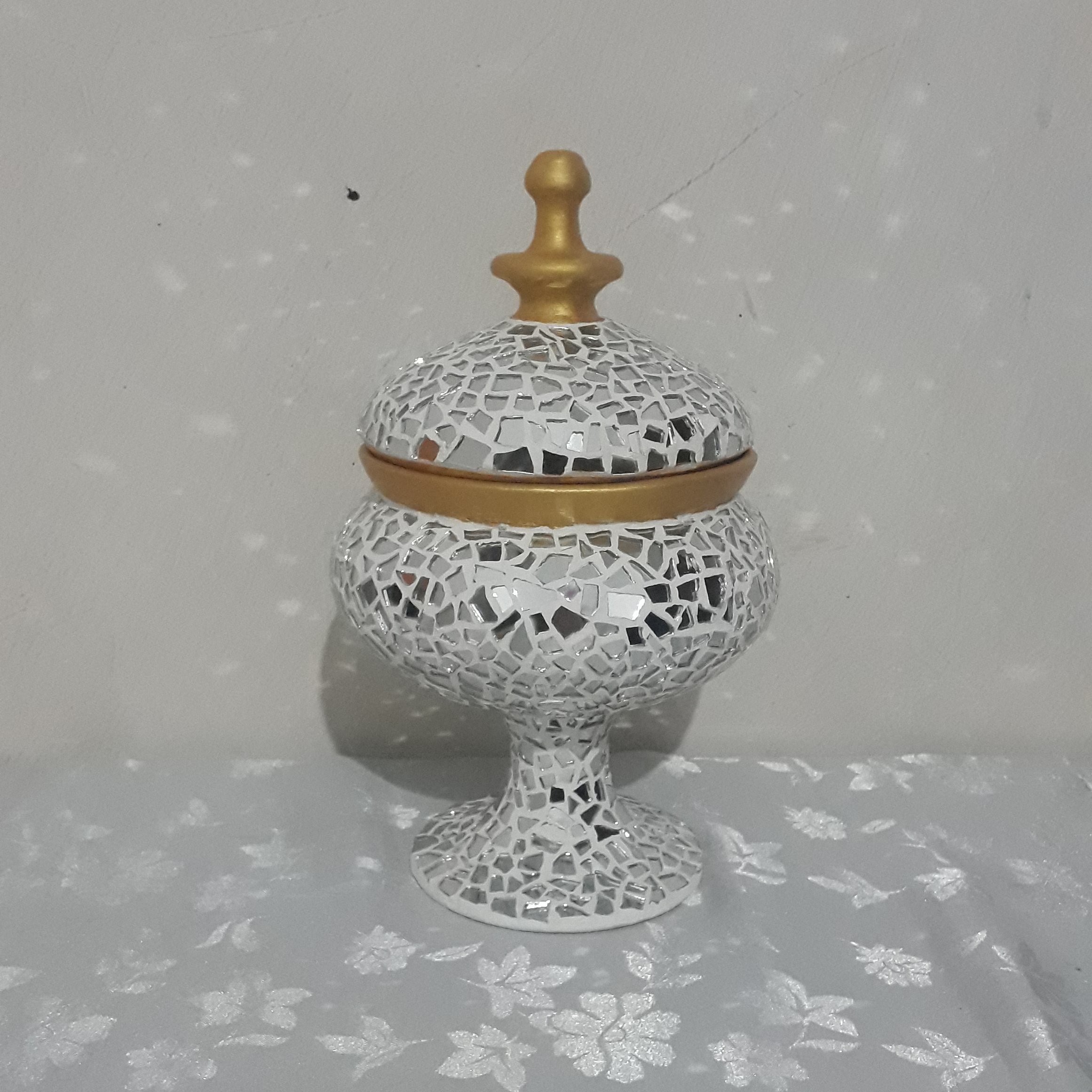 شکلات خوری آیینه کاری طلایی در دار