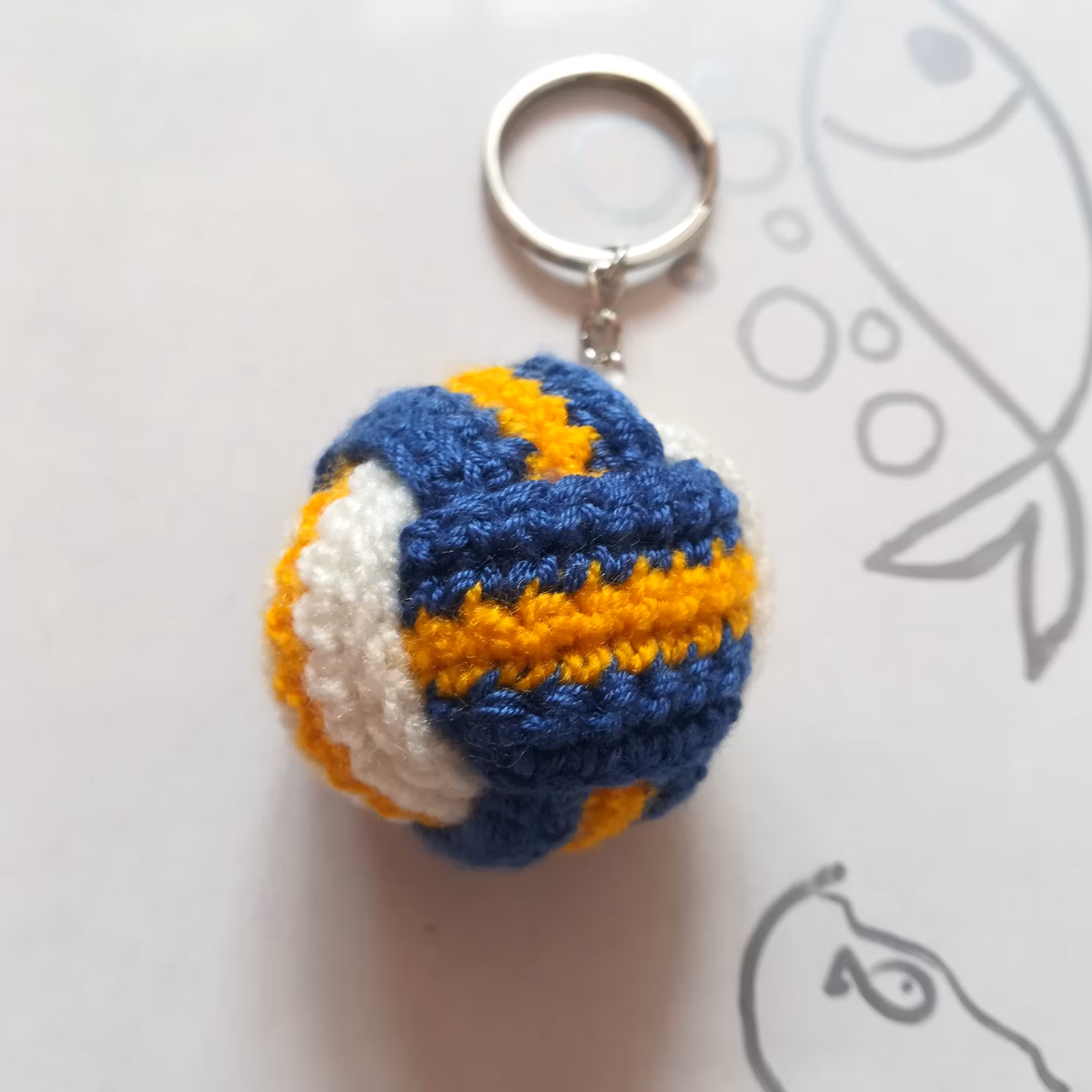 آویز  یا سرکلیدی  بافتنی توپ والیبال  آبی و زرد 