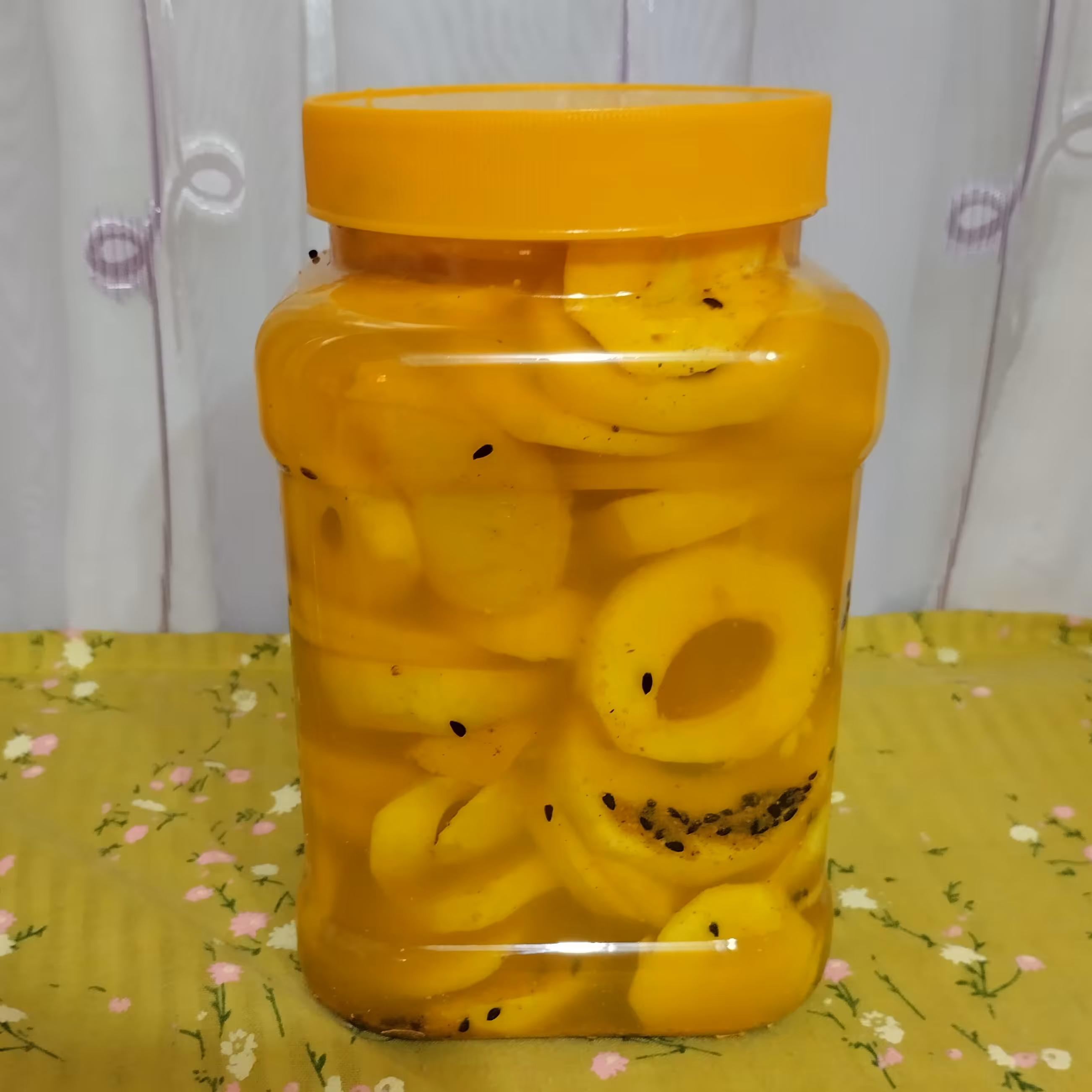 ترشی انبه  بندری مخصوص با پر زرد آلو وزن یک کیلو و نیم