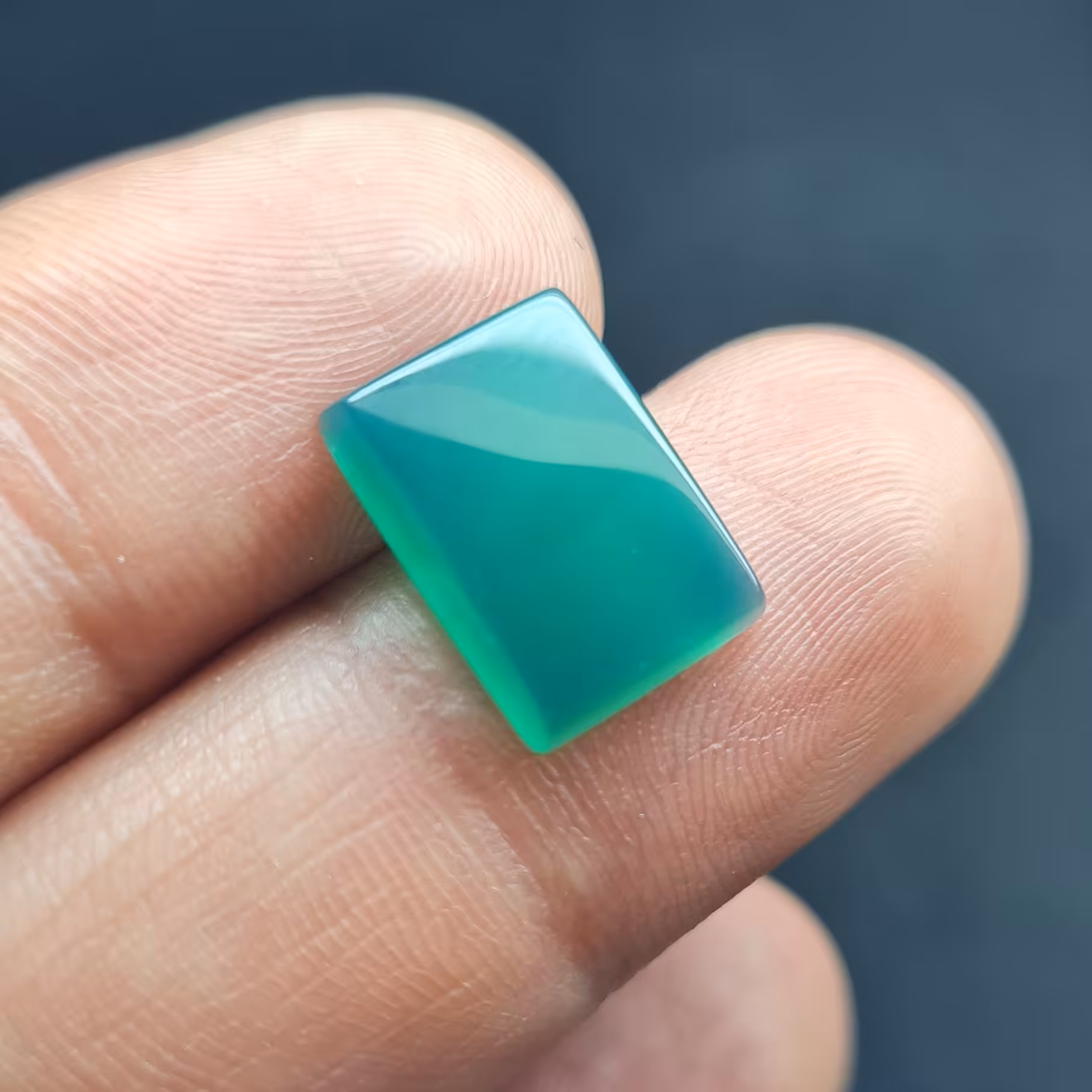 نگین عقیق سبز مستطیلی (مشخصات: طول: 1.3 سانتی متر. عرض: 1 سانتی متر. ارتفاع: 0.3 سانتی متر.)