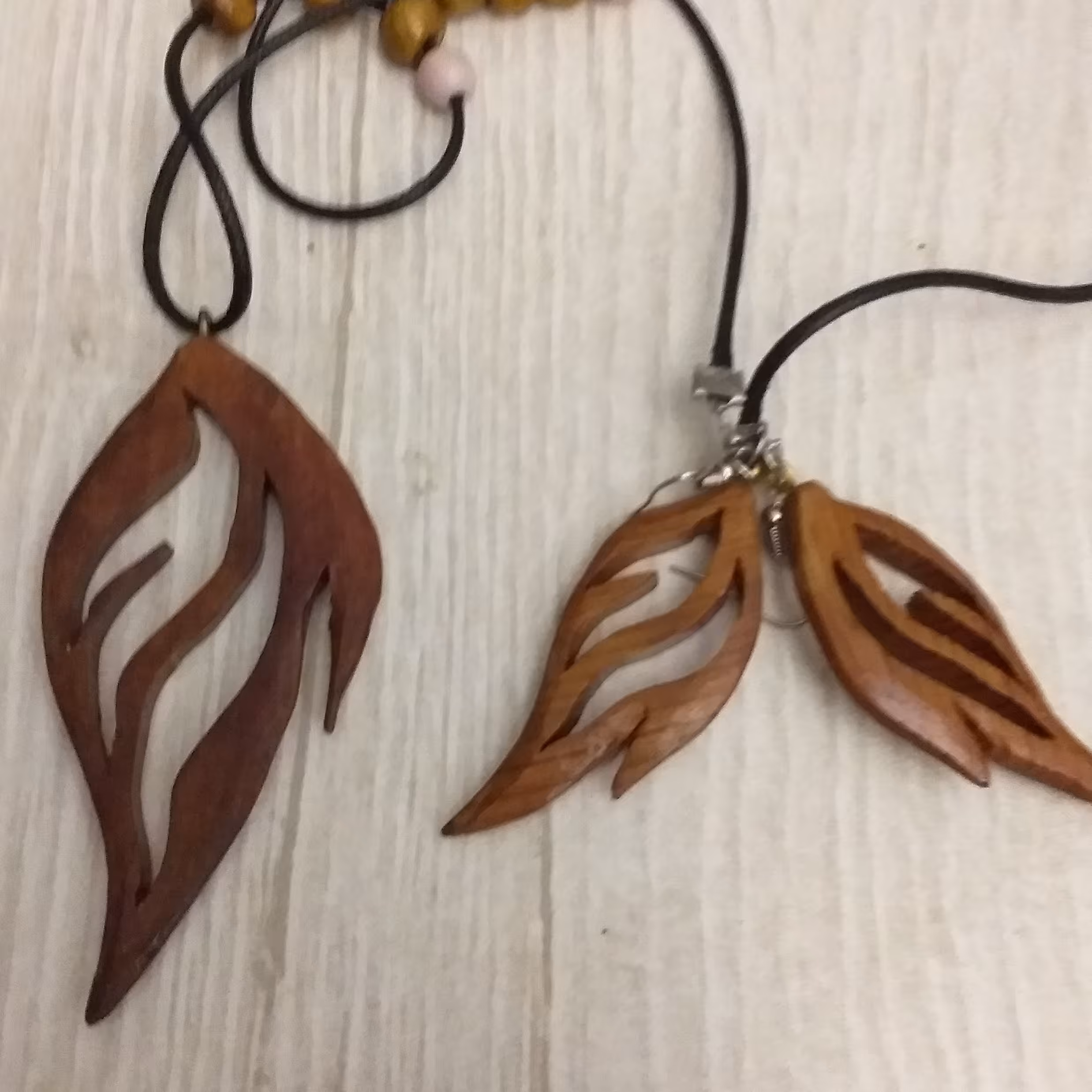 گردن آویز و گوشواره نیم ست